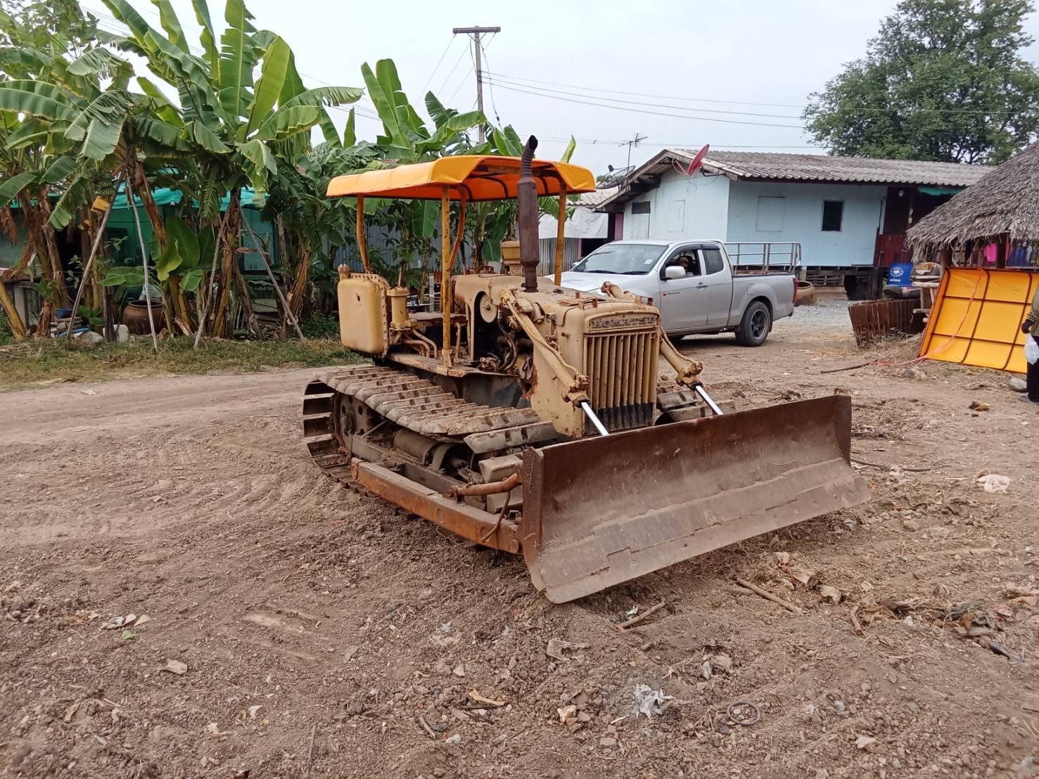 ขายแทรกเตอร์ komatsu D20p-3  ตีนเป็ด ใบ50 ใช้งานได้ปกติ ราคา120,000บ.