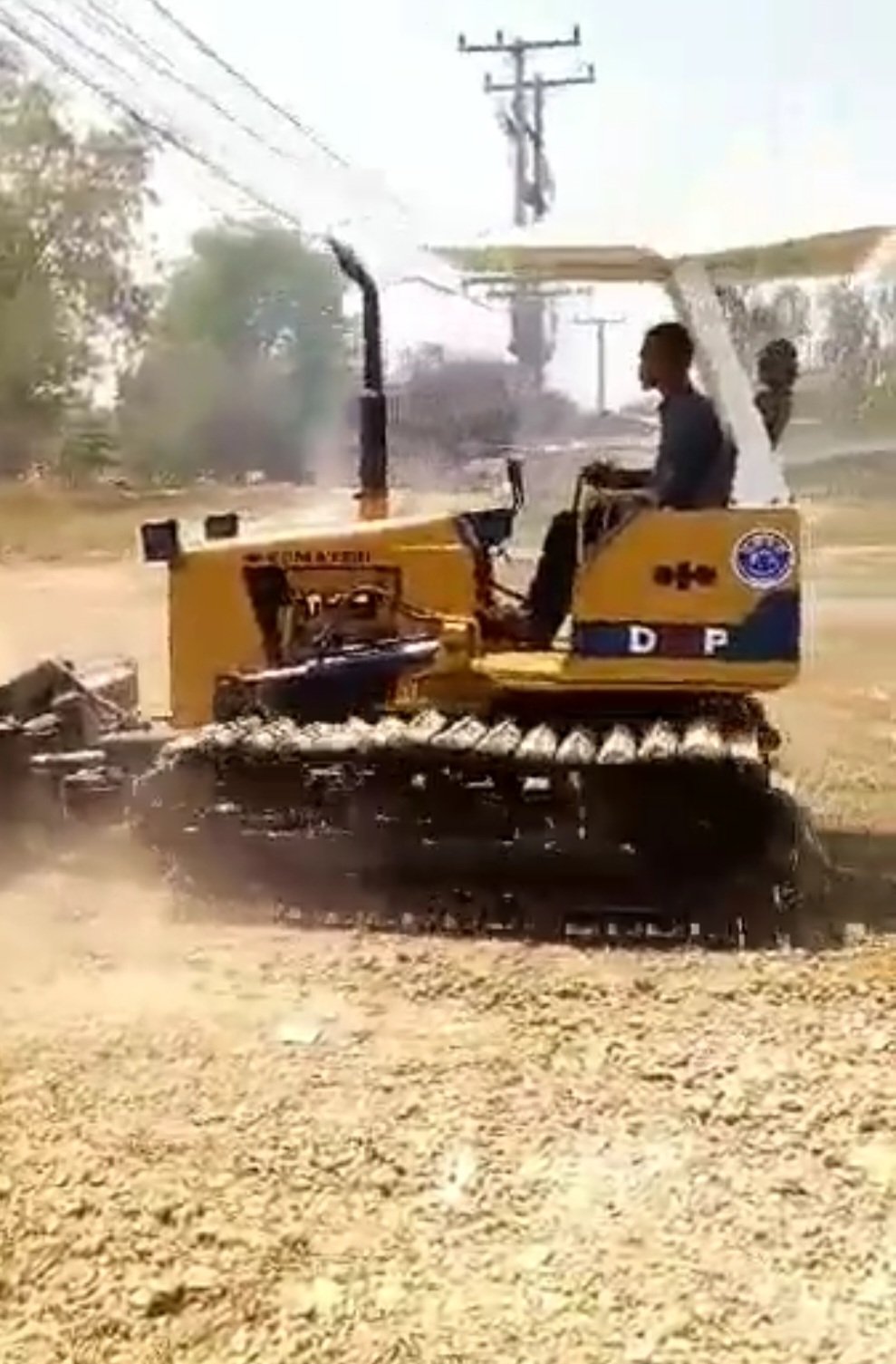 ขายแทรกเตอร์komatsu  D20p-6ใบตีนเป็ด ใช้งานได้ดี ราคา220,000บ.