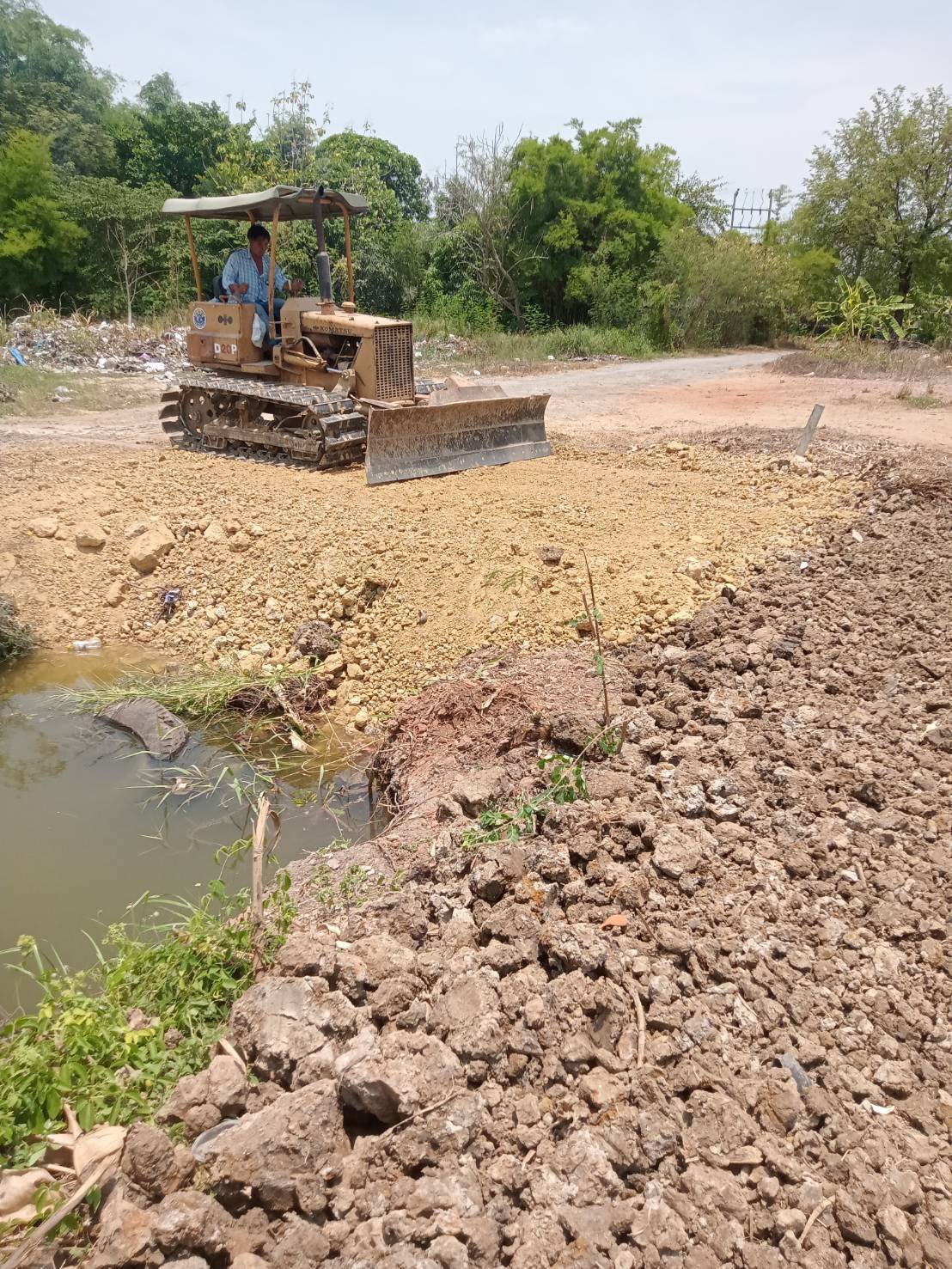 ขายแทรกเตอร์komatsu D20p-5 ตีนเป็ด ใบมีดสไล้ ใช้งานปกติ ราคา150,000บ.