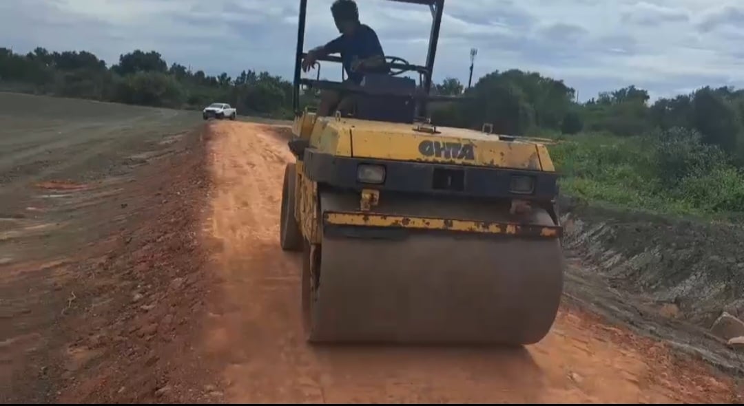 ขายรถบด4ตัน หน้าเหล็กหลังยาง komatsu jv40cใช้งานได้ สั่นได้ เอกสารใบซื้อขาย ราคา240,000บ.