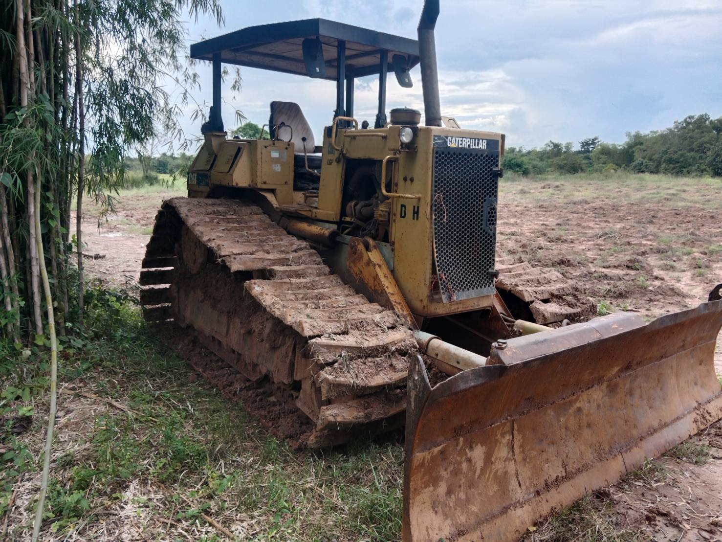 ขายแทรกเตอร์caterpillar D4Hตีนเป็ด เกียร์ตัด มีเล่มทะเบียน ใช้งานดี ราคา430,000บ.