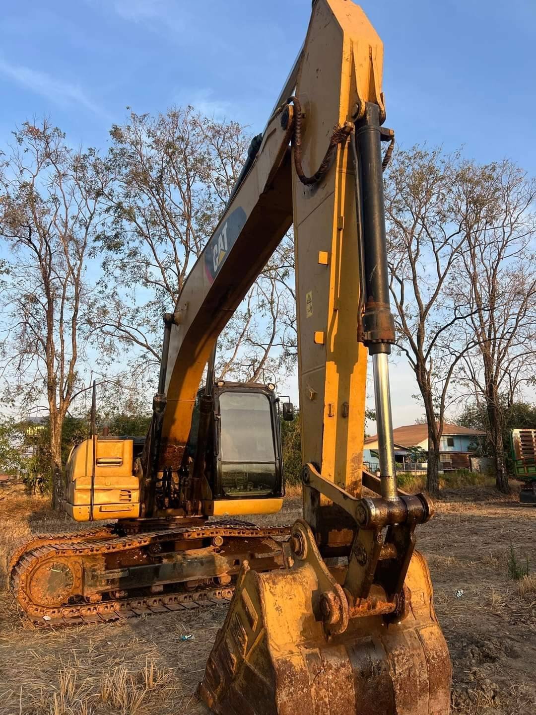 ขายแม็คโครcaterpillar 320Dมีทะเบียน ใช้งานดีราคา5.5แสน