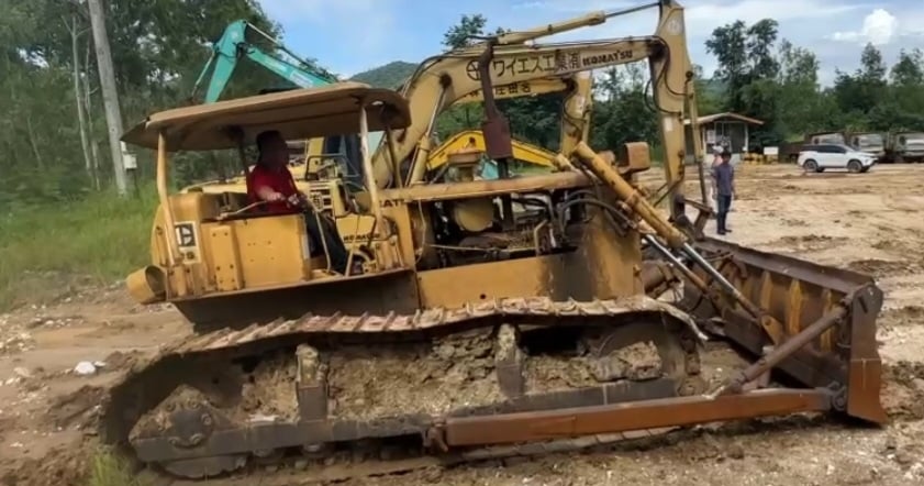 ขายรถแทรกเตอร์CAT D5D ตีนไก่ ใช้งานดี ราคา299,000บ. ขายรถแทรกเตอร์CAT D5D ตีนไก่ ใช้งานดี ราคา299,000บ.