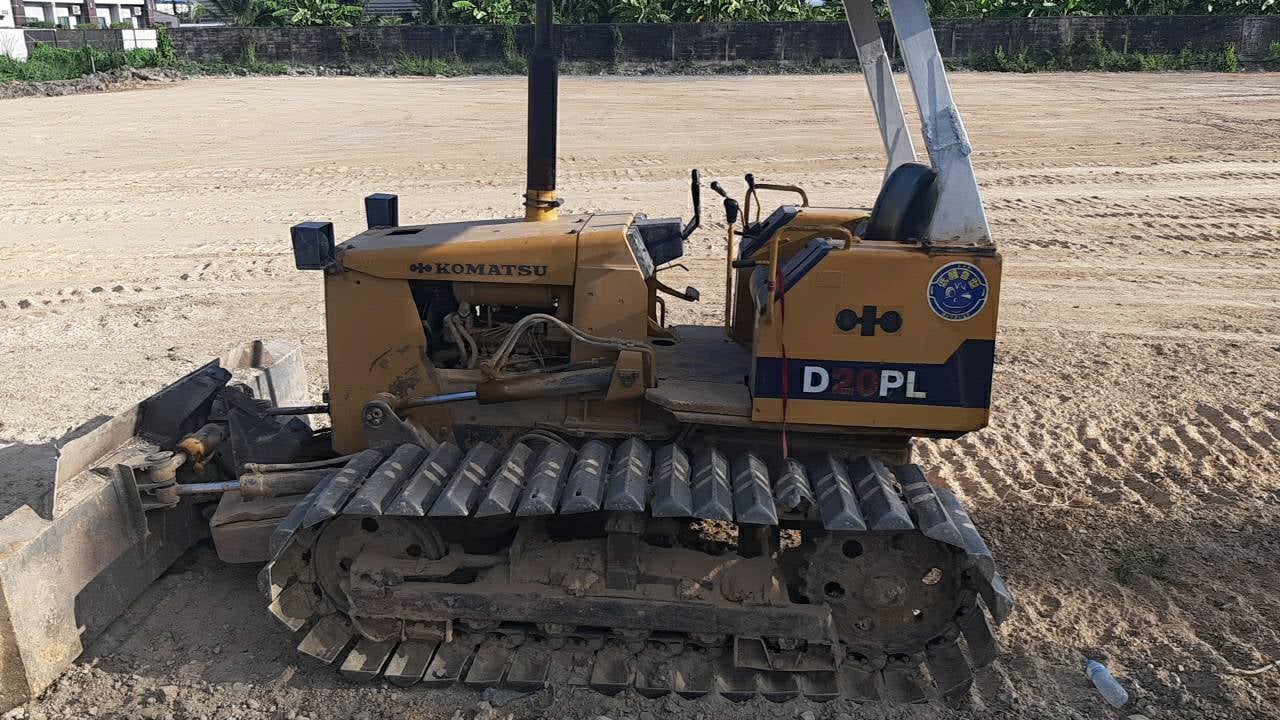 ขายแทรกเตอร์komatsu D20p-6ตีนเป็ด ใบมีดสไล้ ใช้งานดีปกติ ราคา180,000บ.