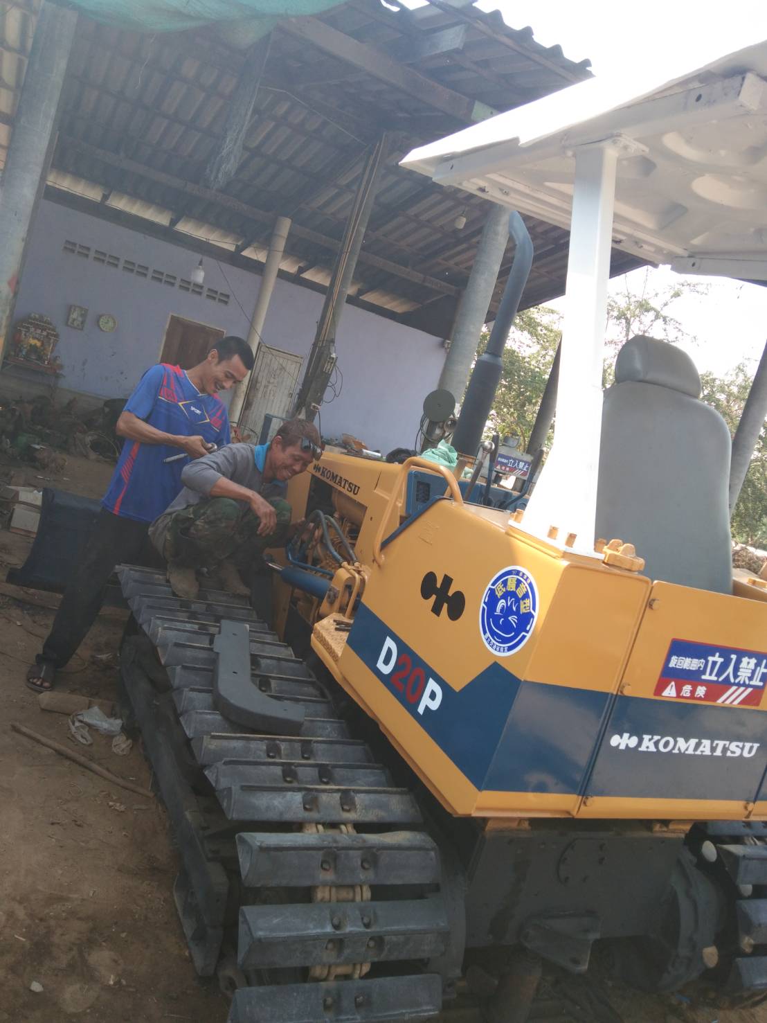 ขายแทรกเตอร์Komatsu D20p-6ตีนเป็ด รถใช้งานดี ใบสวยราคา215,000บ. ขายแทรกเตอร์Komatsu D20p-6ตีนเป็ด รถใช้งานดี ใบสวยราคา215,000บ.