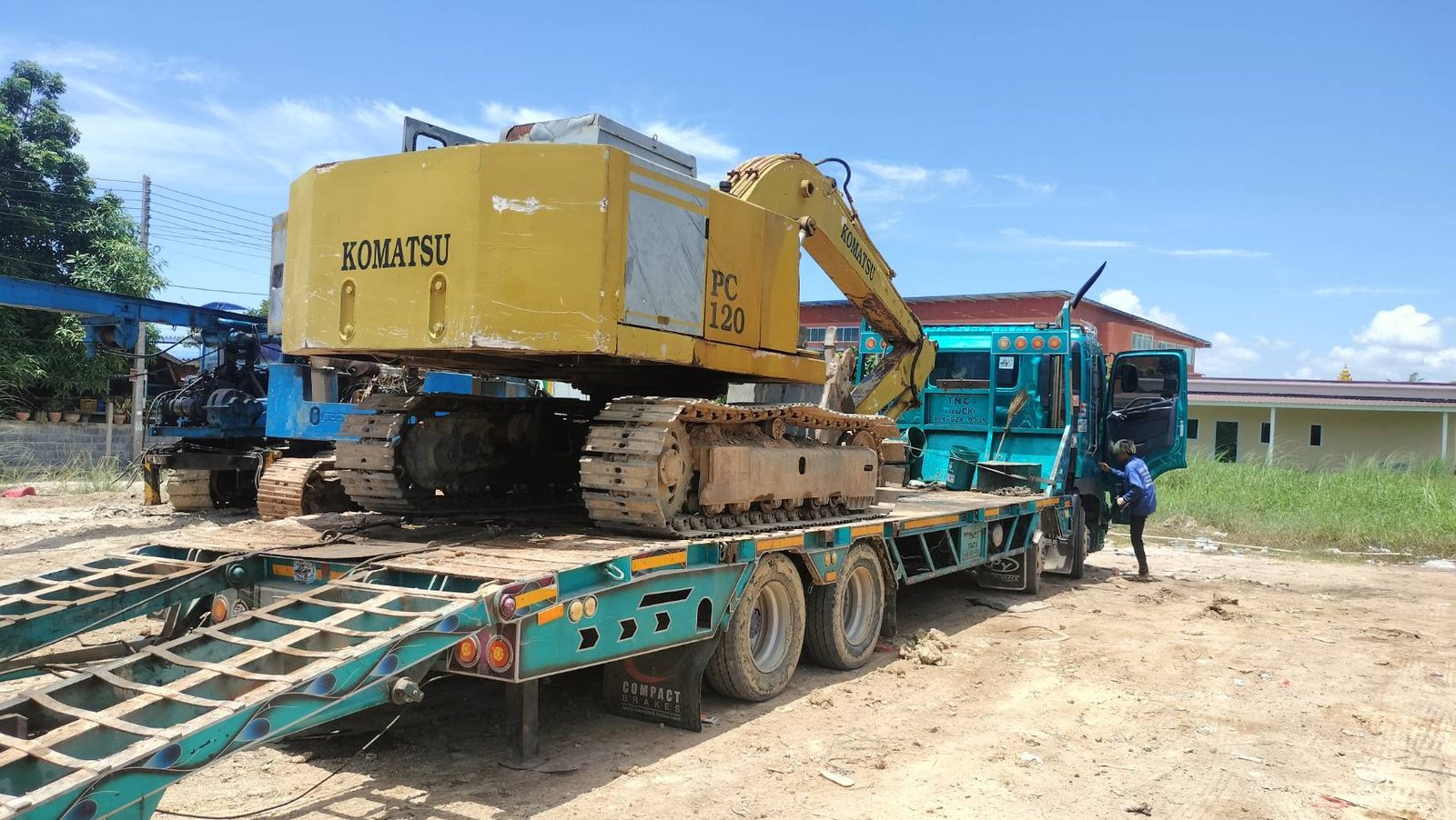 ขายแม็คโครkomatsu pc120-1 ตัวเดิน นิคโก้ ใช้งานได้ปกติราคา150,000บ.