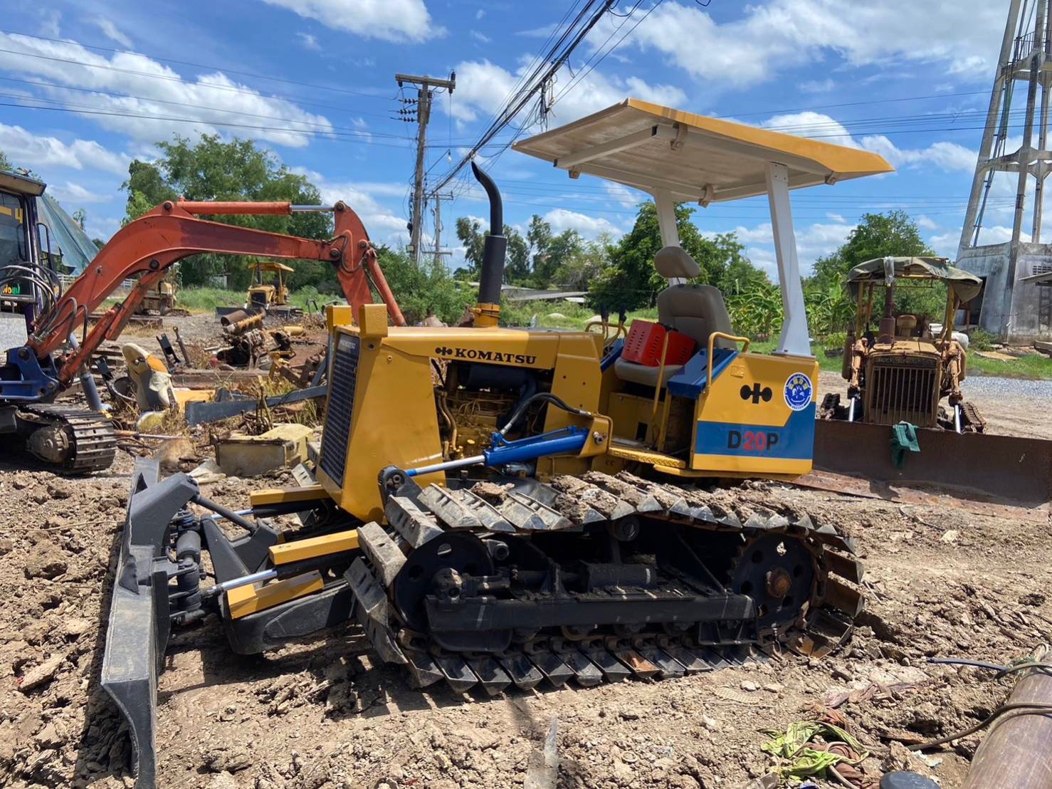 ขายแทรกเตอร์komatsu  D20p-6 ตีนเป็ด ใช้งานดี ราคา220,000บ.