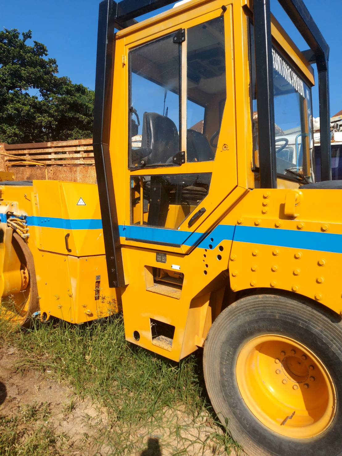 ขายรถบดหน้าเหล็กหลังยาง8ตันbomag bw161ac ใช้งานได้ปกติราคา450,000บ.