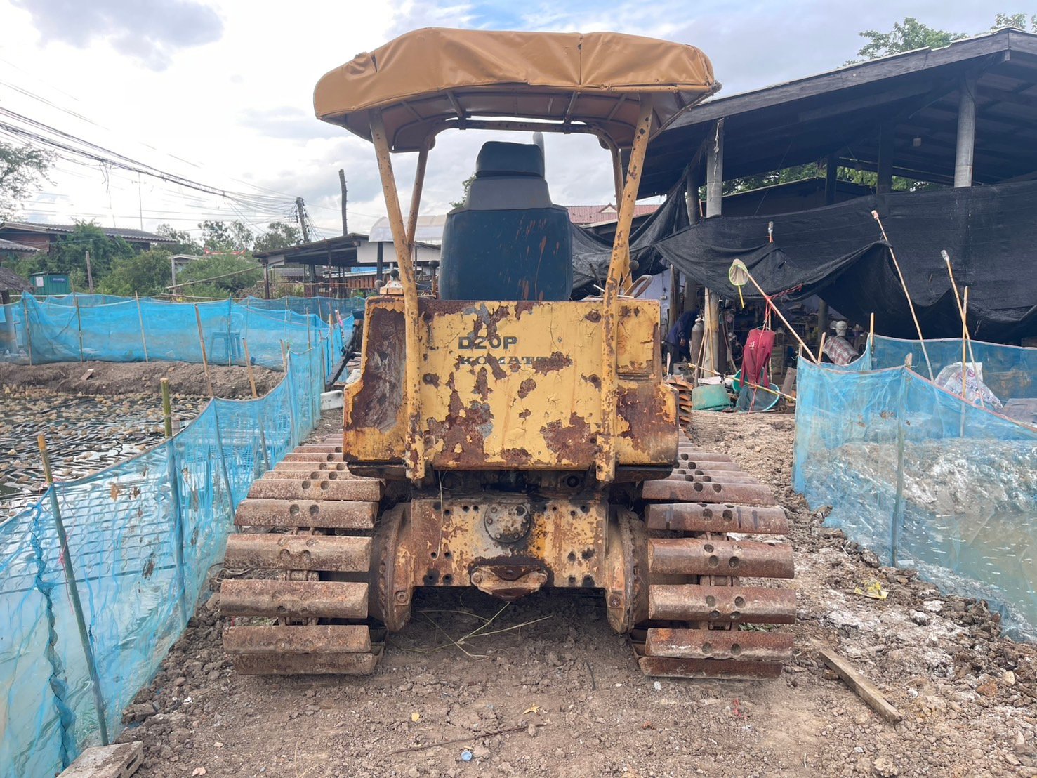 ขายรถแทรกเตอร์komatsu D20p-5 ตีนเป็ด ใบมีดสไล้ ใช้งานได้ราคาถูก115,000บ.