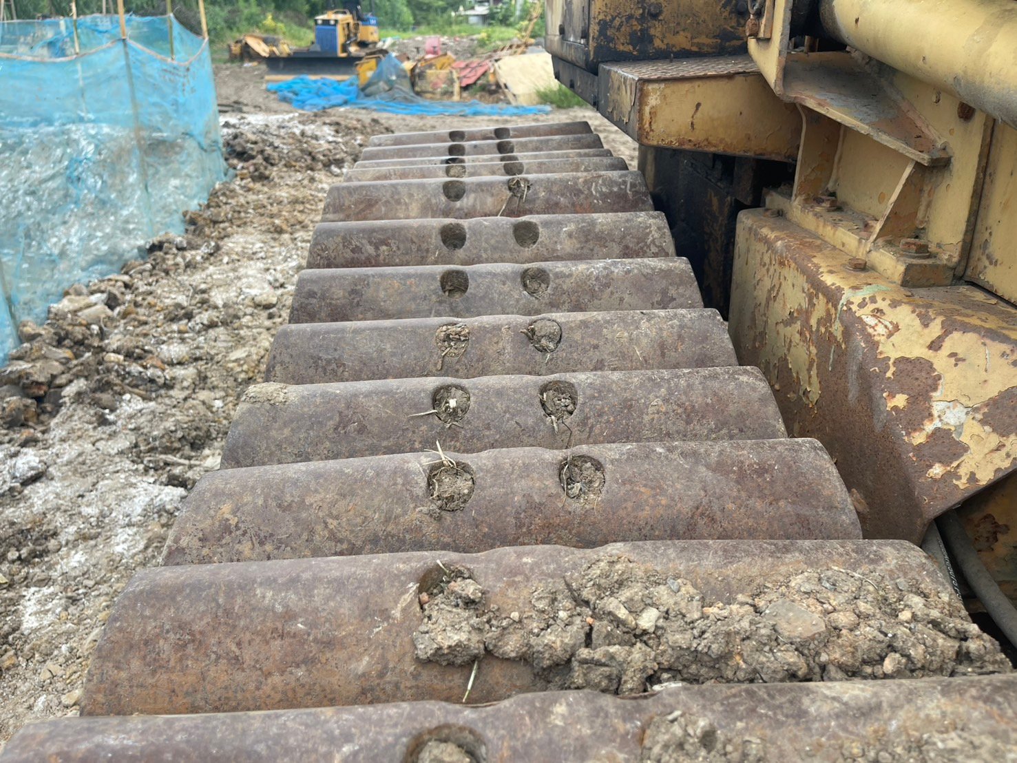ขายรถแทรกเตอร์komatsu D20p-5 ตีนเป็ด ใบมีดสไล้ ใช้งานได้ราคาถูก115,000บ.