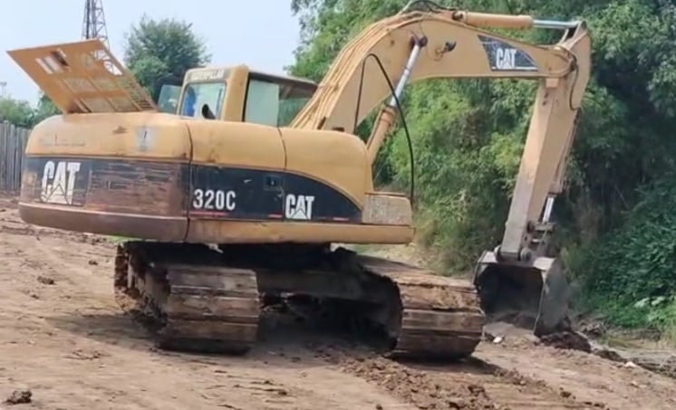 ขายแม็คโครcaterpillar 320c ใทะเบียนพร้อม รถใช้งาน ทำงานปกติ ราคา460,000บ.