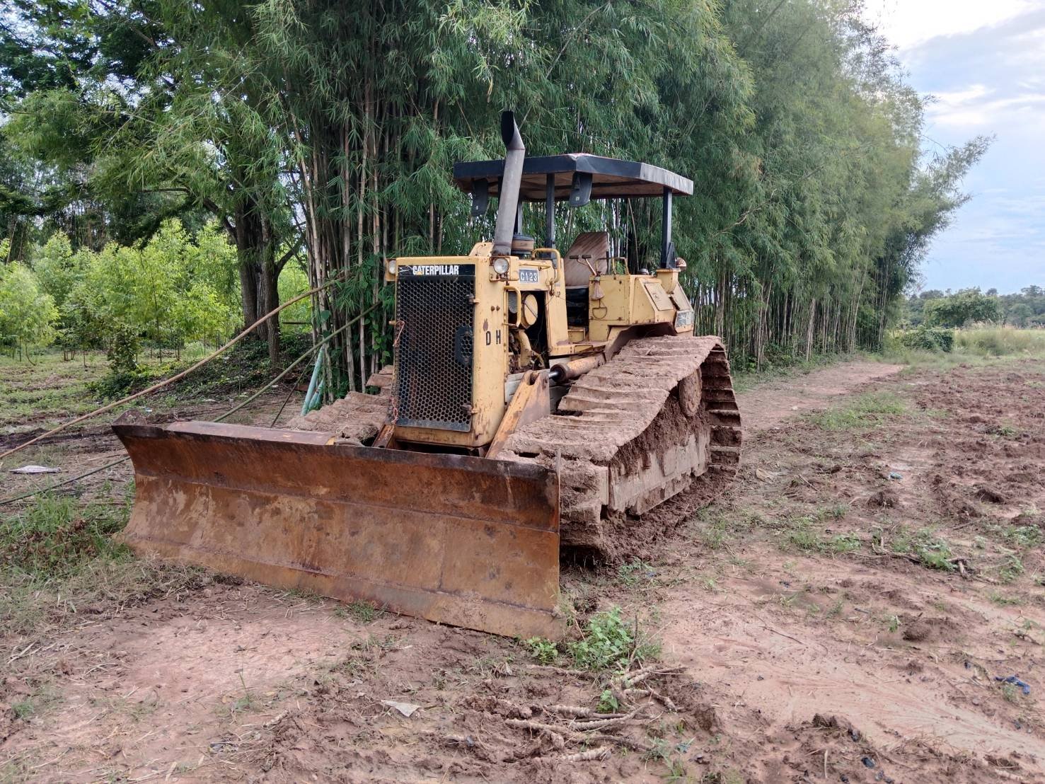 ขายแทรกเตอร์caterpillar D4Hตีนเป็ด เกียร์ตัด มีเล่มทะเบียน ใช้งานดี ราคา430,000บ.