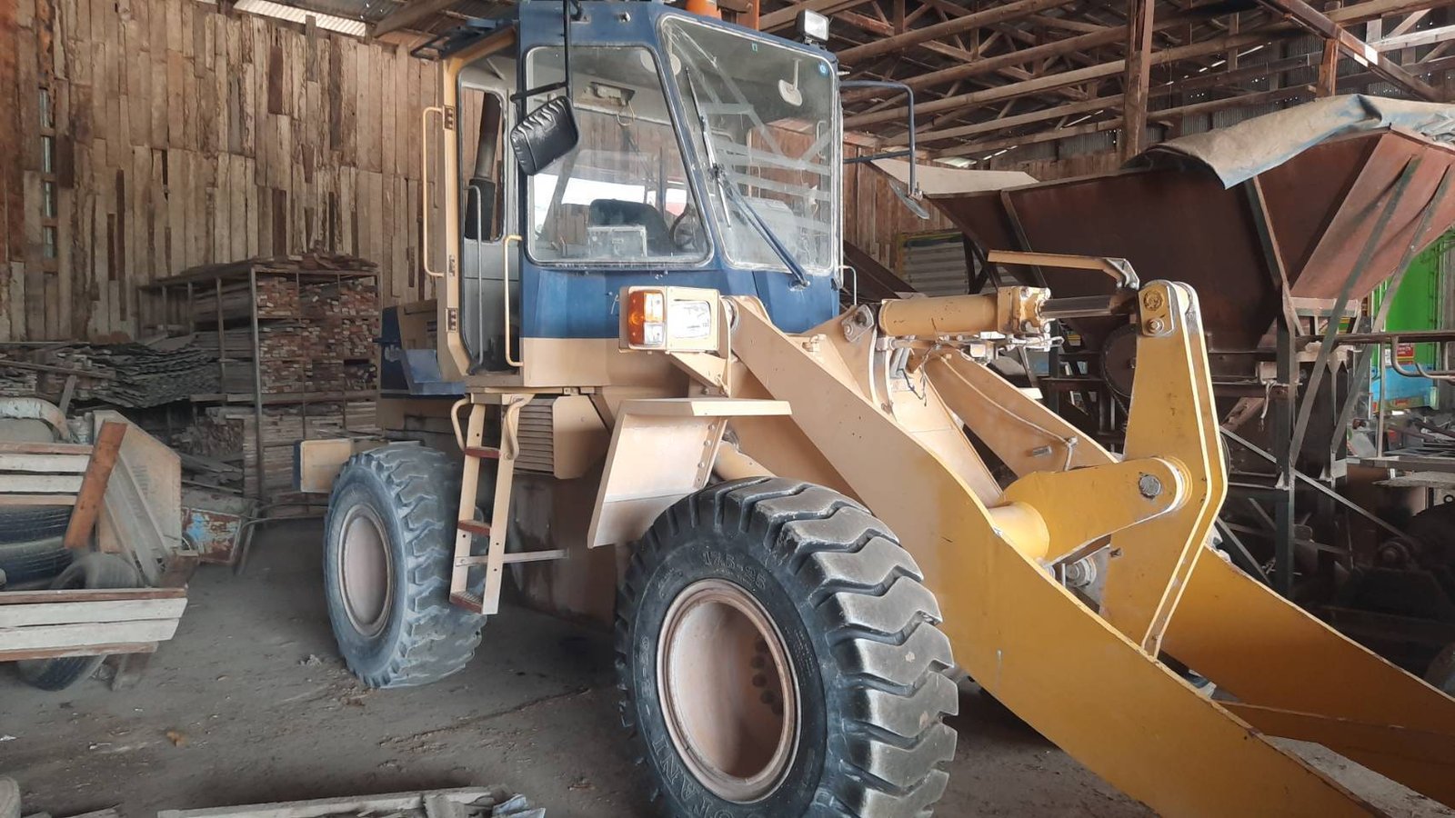 ขายรถตักkomatsu wa200-1ใบซื้อขายใช้งานเดีราคา5.5แสน