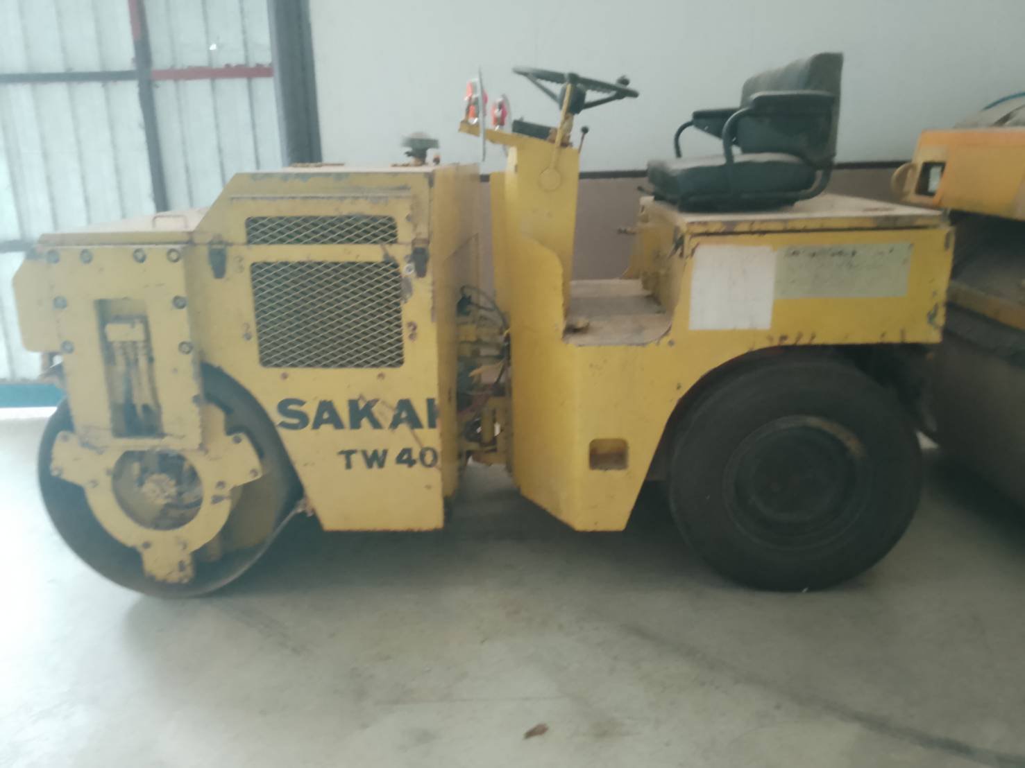 ขายรถบดหน้าเหล็ก หลังยาง 3.5ตัน sakai tw40 ใช้งานดี300,000บ.