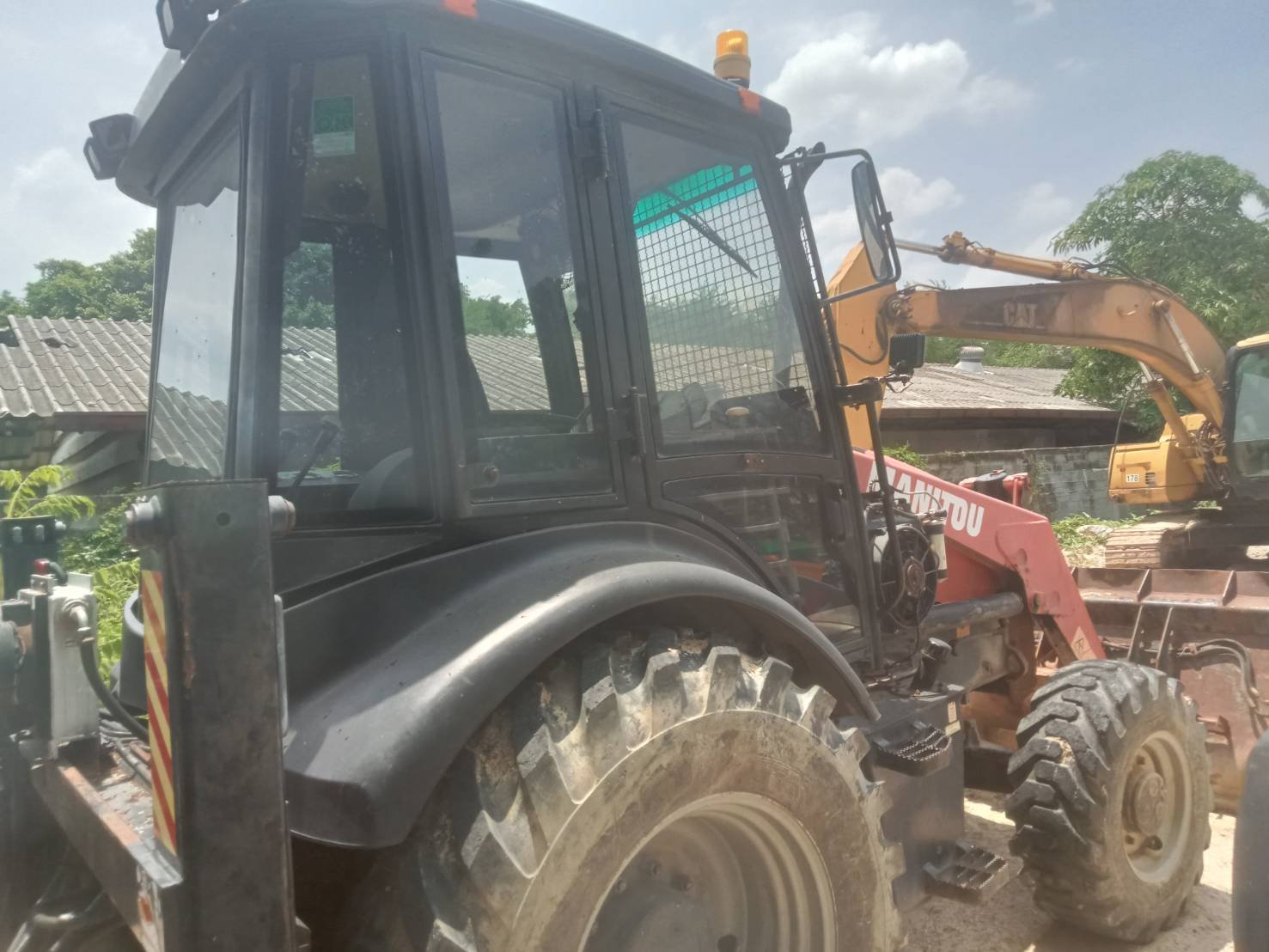 ขายรถหน้าตักหลังขุดmanitou ใช้งานดี ใบซื้อขาย ราคาถูก299,000บ.