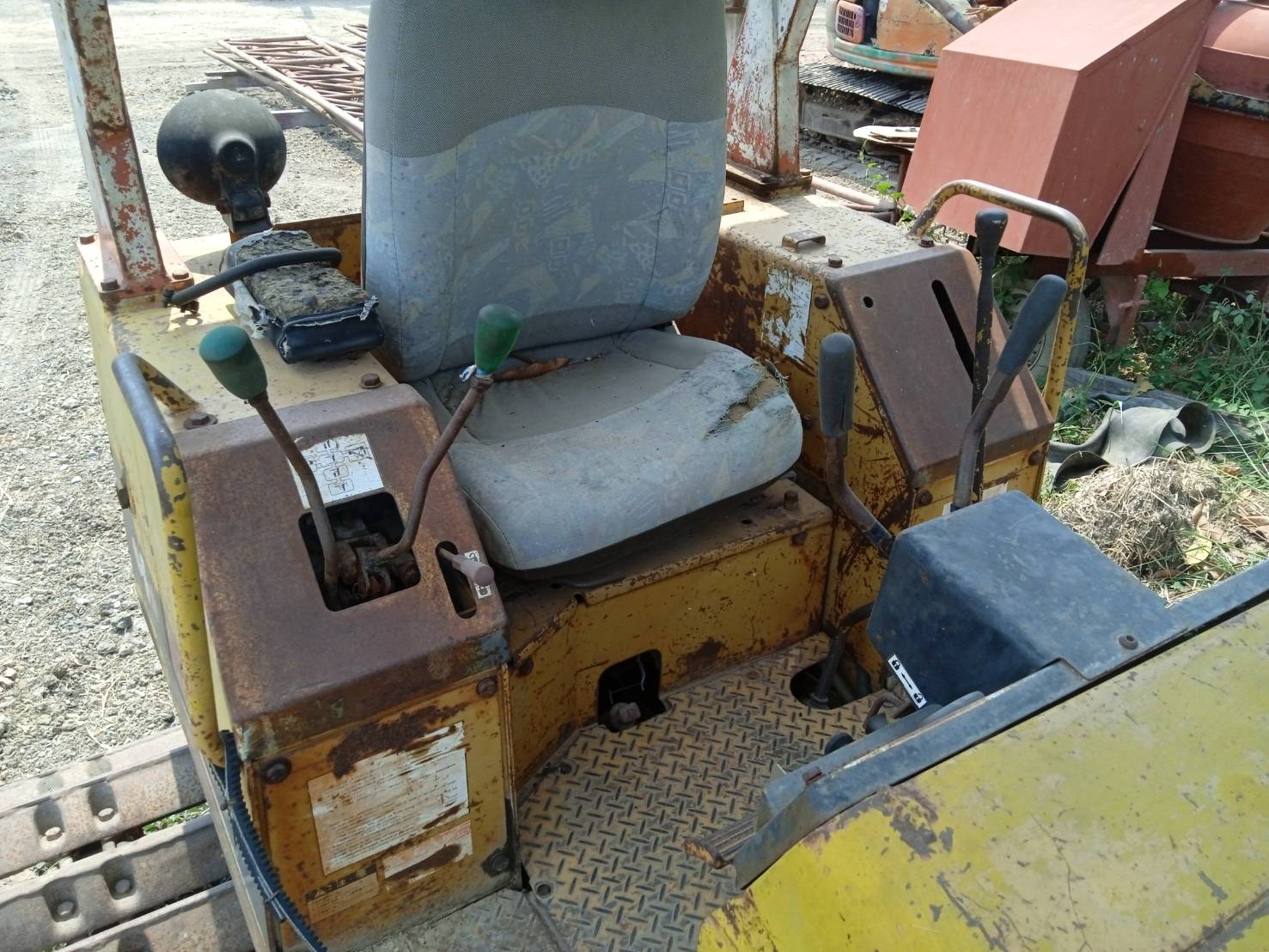 ขายแทรกเตอร์komatsu  D20p-6ตีนเป็ด รถใช้งานได้ ใบมีดสไล้ ราคา220,000บ.