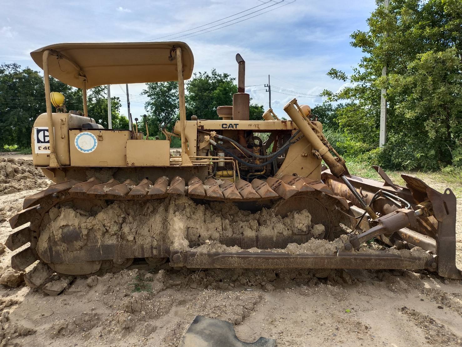ขายแทรกเตอร์caterpillar  D4Dตีนเป็ด รถใช้งานได้ปกติ ราคา250,000บ.