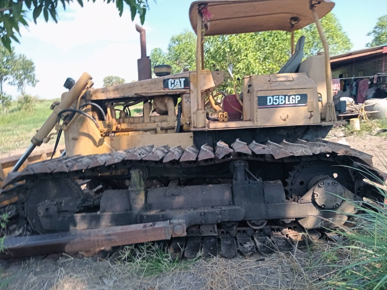 ขายแทรกเตอร์caterpillar D5B ตีนเป็ดใช้งานได้4.5แสน