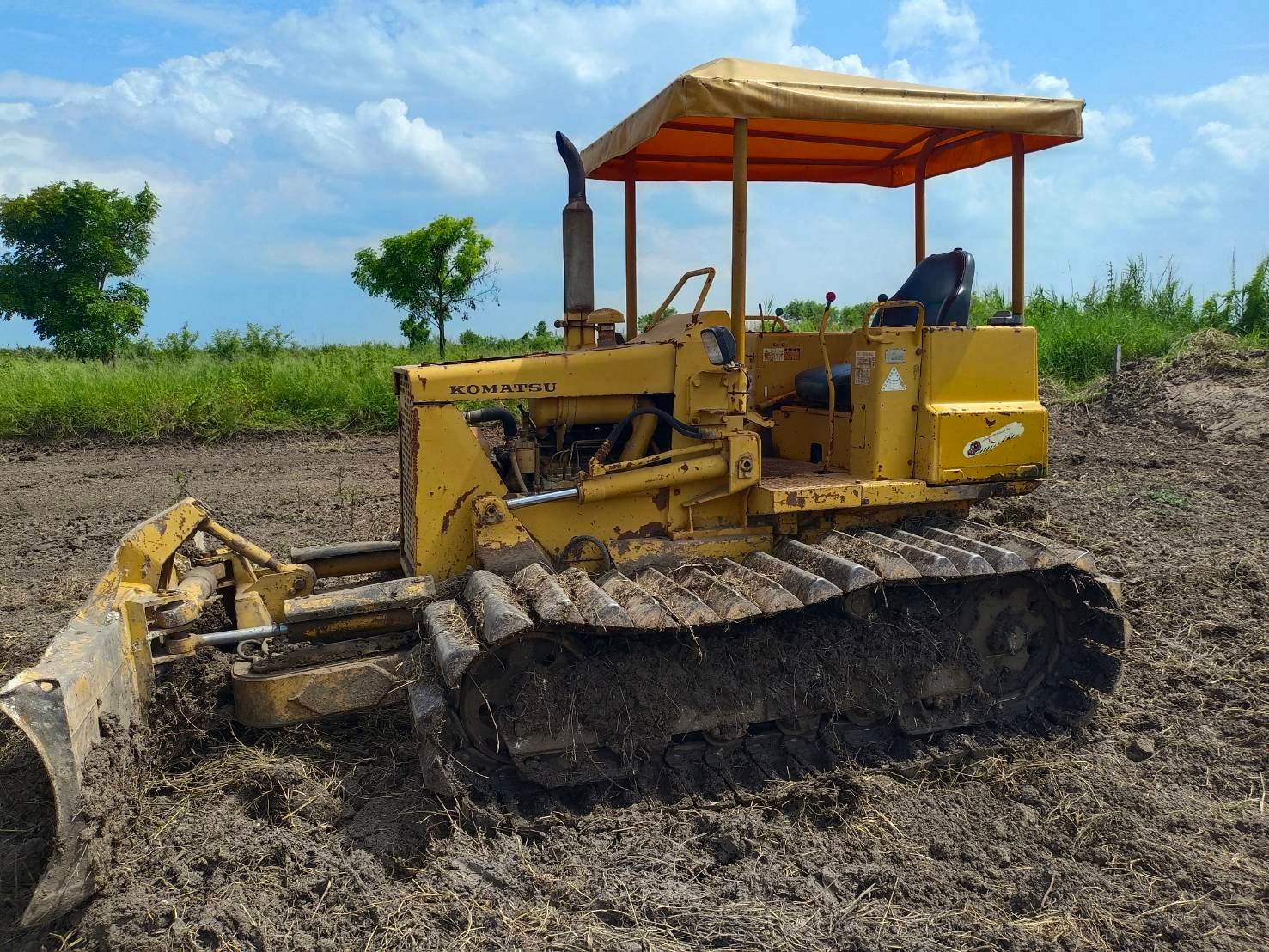 ขายแทรกเตอร์komatsu D20p-5ตีนเป็ด พร้มใช้ ราคา185,000บ.