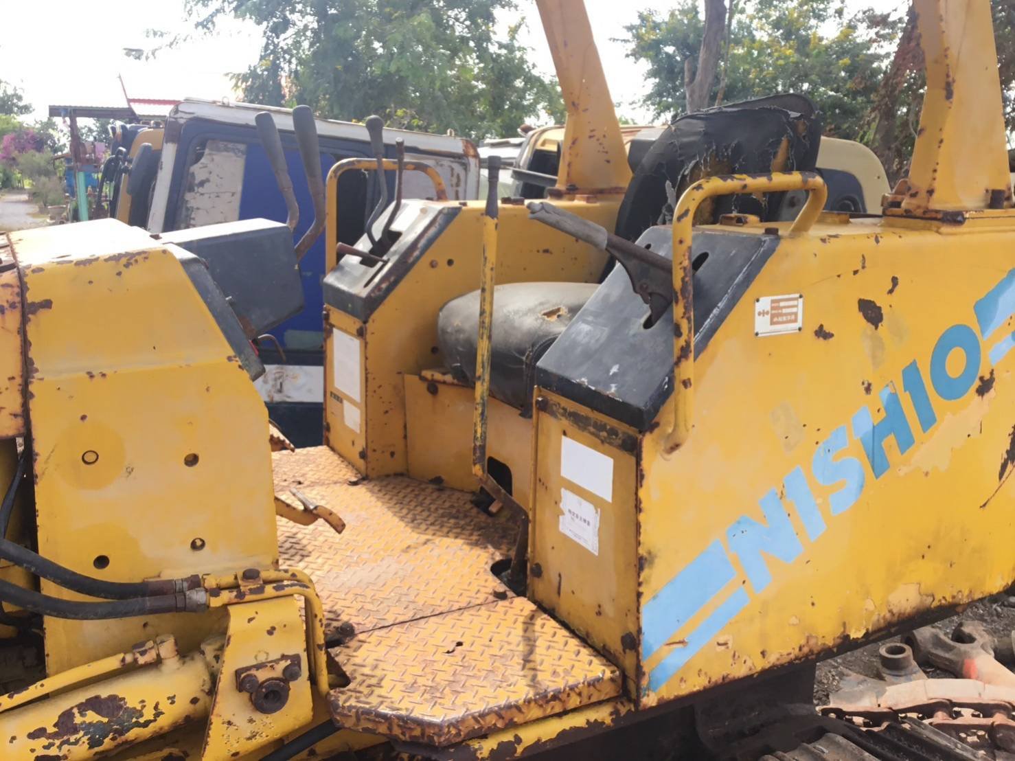 ขายแทรกเตอร์komatsu d20p-6 ตีนไก่ใช้งานปกติ ตีนได่ร่คา175,000บ. ถ้าเปลี่ยนตีนเป็ดให้ราคา195,000บ.