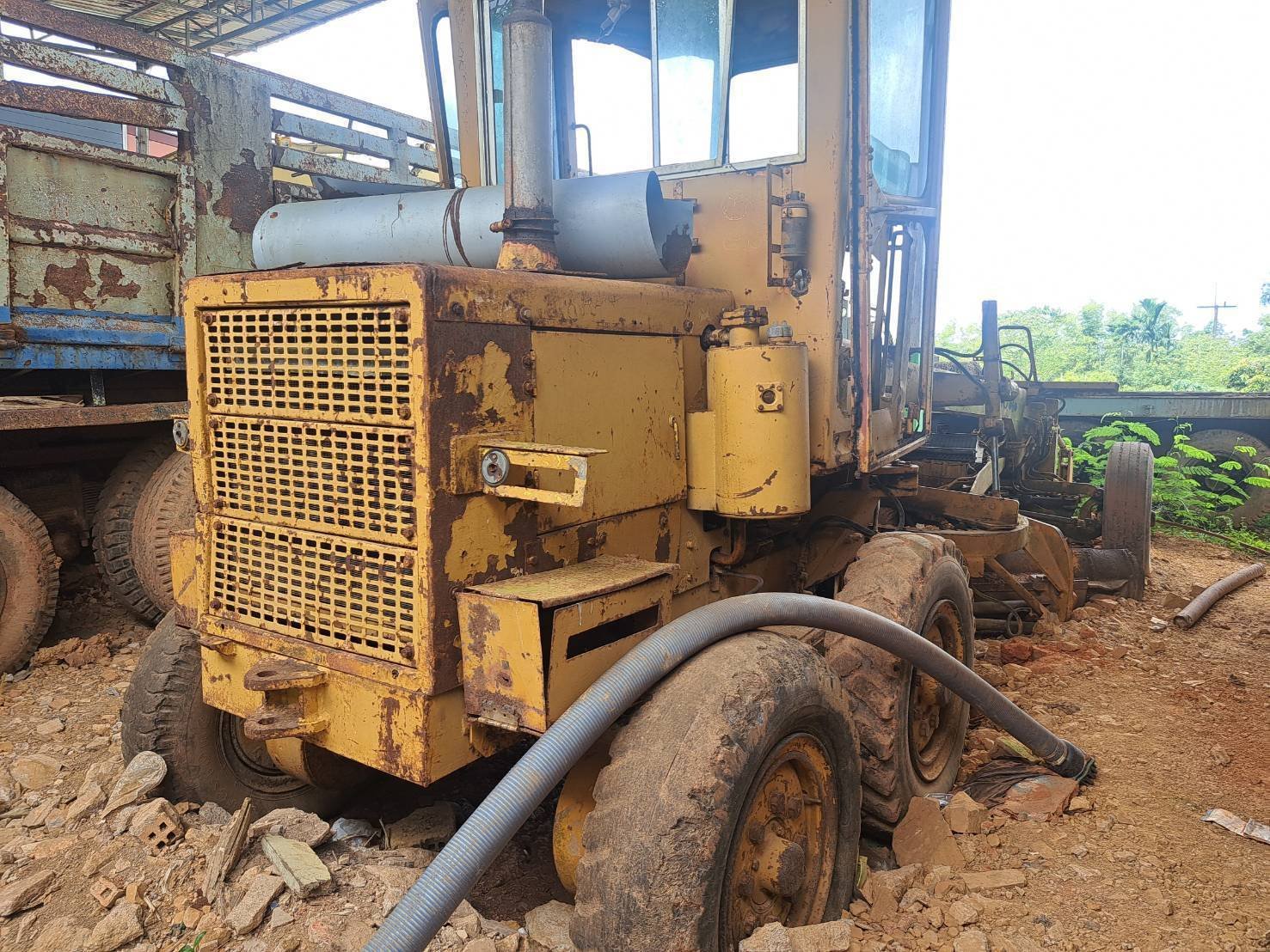 ขายรถเกรดเดอร์komatsu GD300-1 ราคา2.7แสน ภาคใต้
