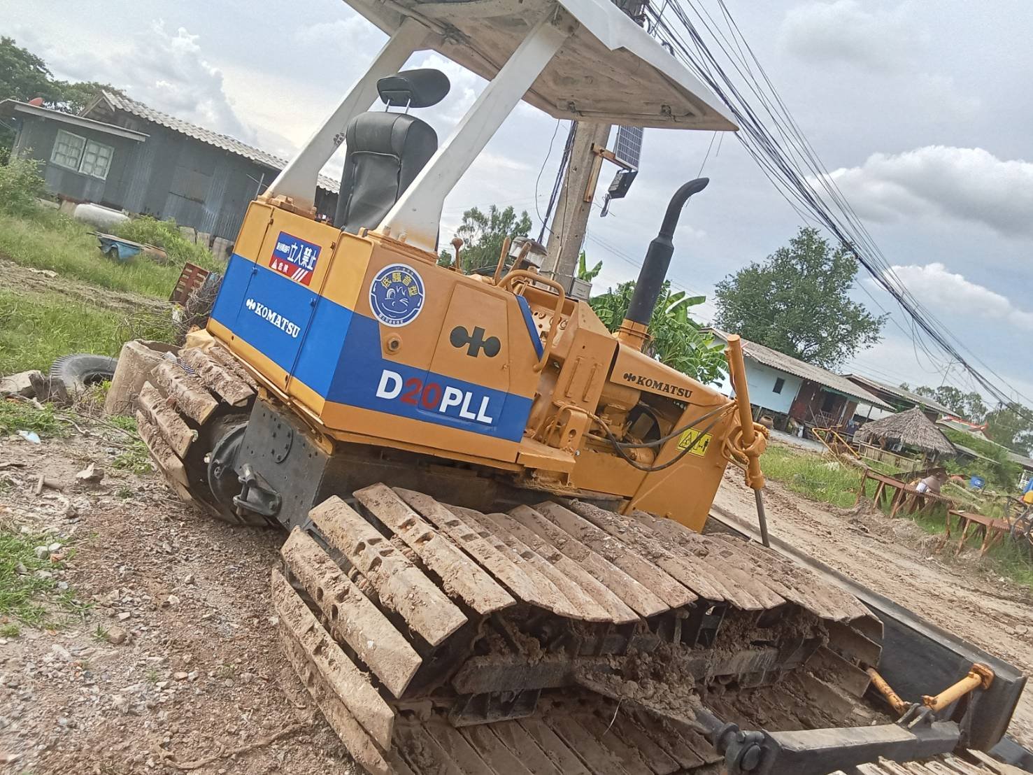 ขายแทรกเตอร์ komatsu D20pll-5ตีนเป็ด1เมตร เกียรตัด ใช้งานดี แรงดีมากราคา270,000บ.