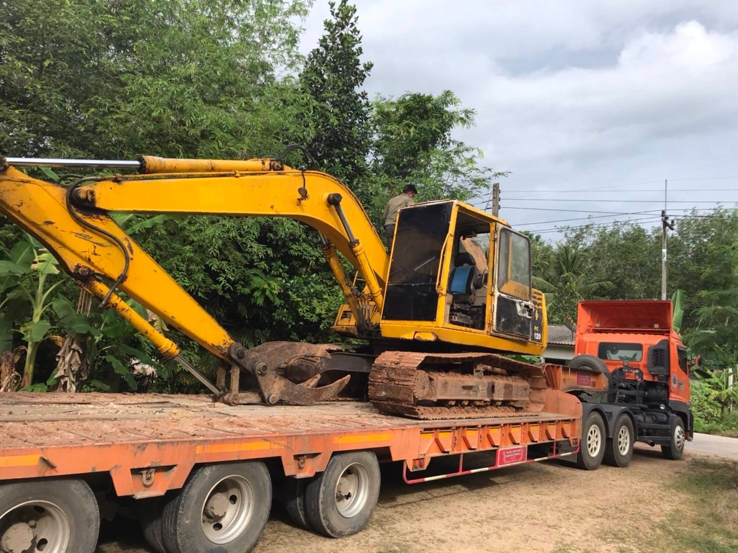 ขายแม็คโครkomatsu  pc120-5 คอนโทรนยาว ใช้งานไดปกติ เอกสารใบซื้อขายราคา340,000บ.