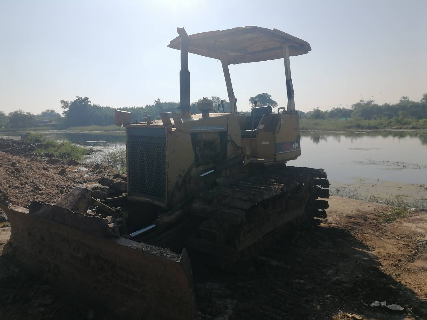 แทรกเตอร์komatsu D20p-6ตีนเป็ด ใบมีดสไล เกียร์ตัด ใช้งานได้ปกติ ราคา155,000บ.