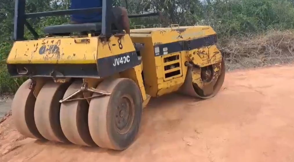 ขายรถบด4ตัน หน้าเหล็กหลังยาง komatsu jv40cใช้งานได้ สั่นได้ เอกสารใบซื้อขาย ราคา240,000บ.