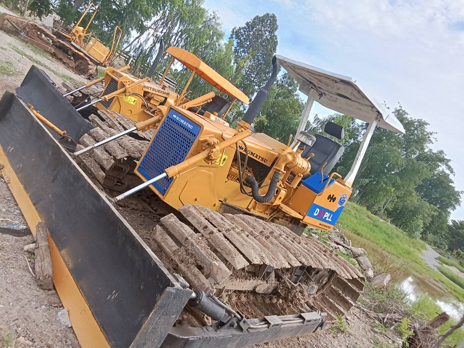 ขายแทรกเตอร์ komatsu D20pll-5ตีนเป็ด1เมตร เกียรตัด ใช้งานดี แรงดีมากราคา270,000บ.