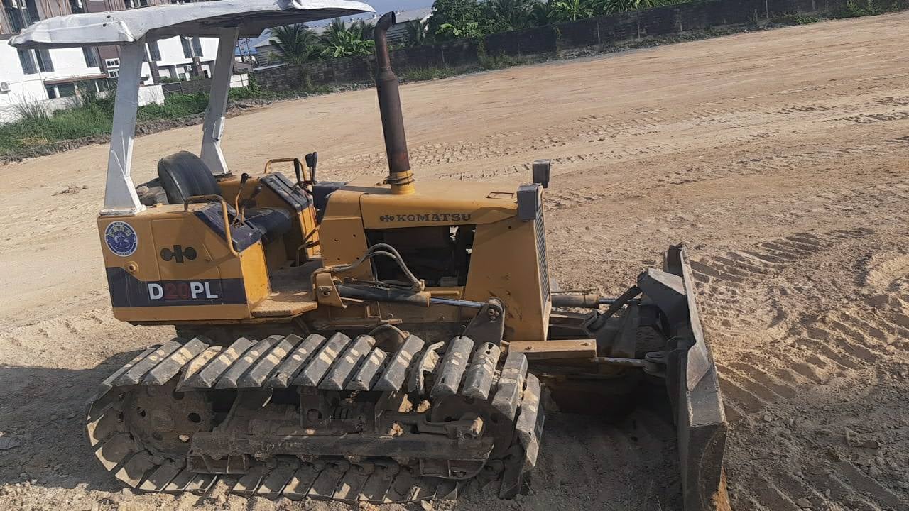 ขายแทรกเตอร์komatsu D20p-6ตีนเป็ด ใบมีดสไล้ ใช้งานดีปกติ ราคา180,000บ.