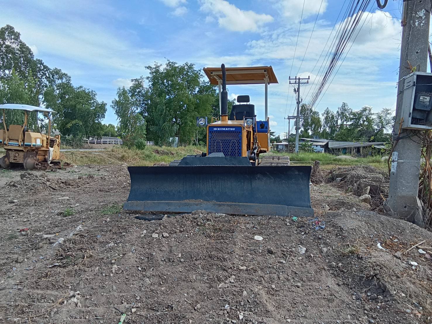 ขายแทรกเตอร์komatsu  D20p-6 ตีนเป็ด  ใบมีดสไล้ รถใช้งานดี ราคา220,000บ.
