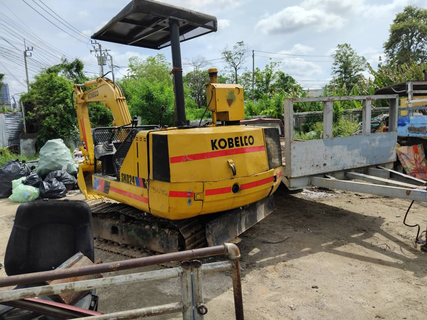 ขายแม็คโครkobelco sk024 พร้อมกับสาลี่ ใช้งานได้ราคา120,000