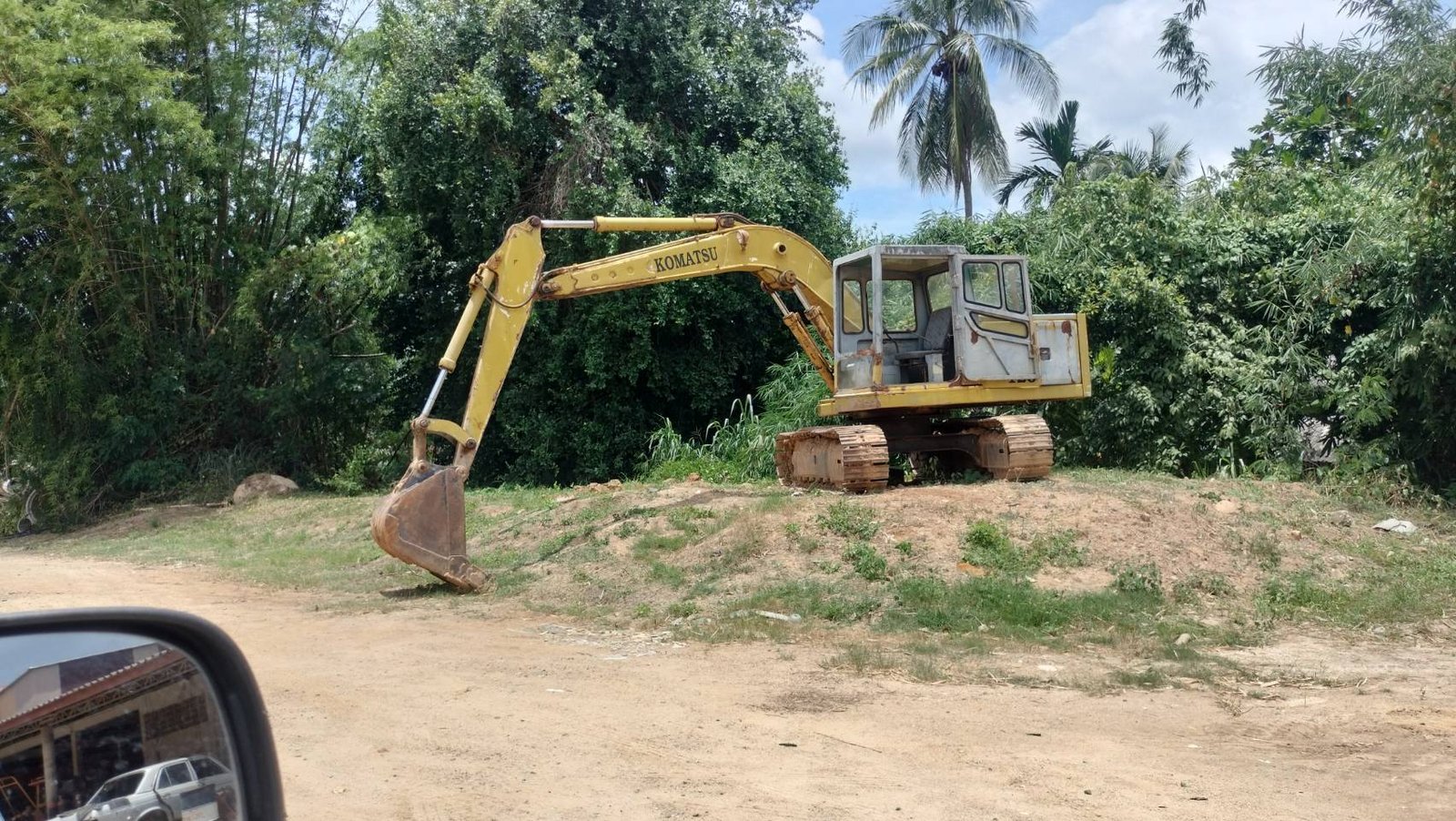 ขายแม็คโครkomatsu pc120-1 ตัวเดิน นิคโก้ ใช้งานได้ปกติราคา150,000บ.