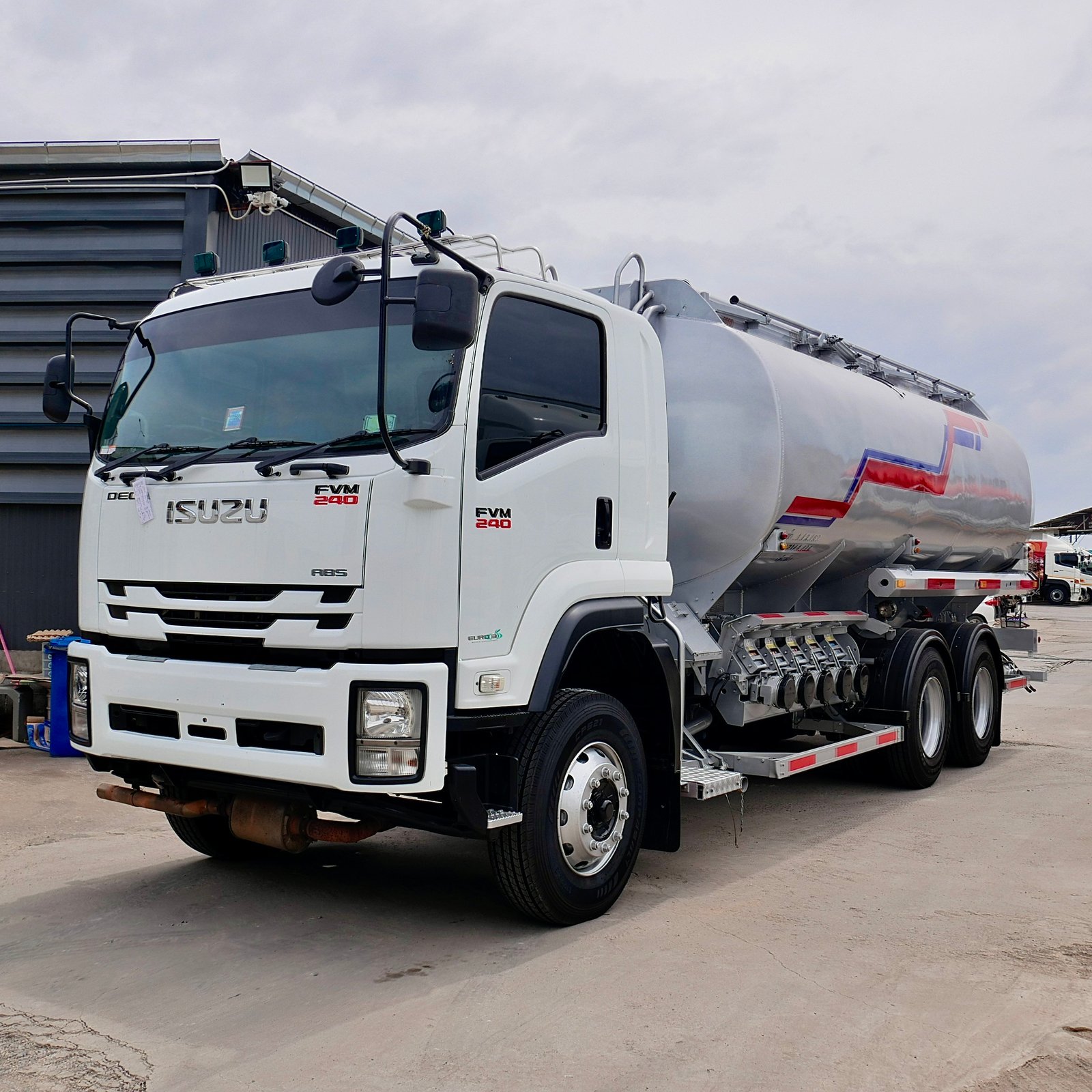 ISUZU FVM 240 รถน้ำมัน ISUZU FVM 240 รถน้ำมัน