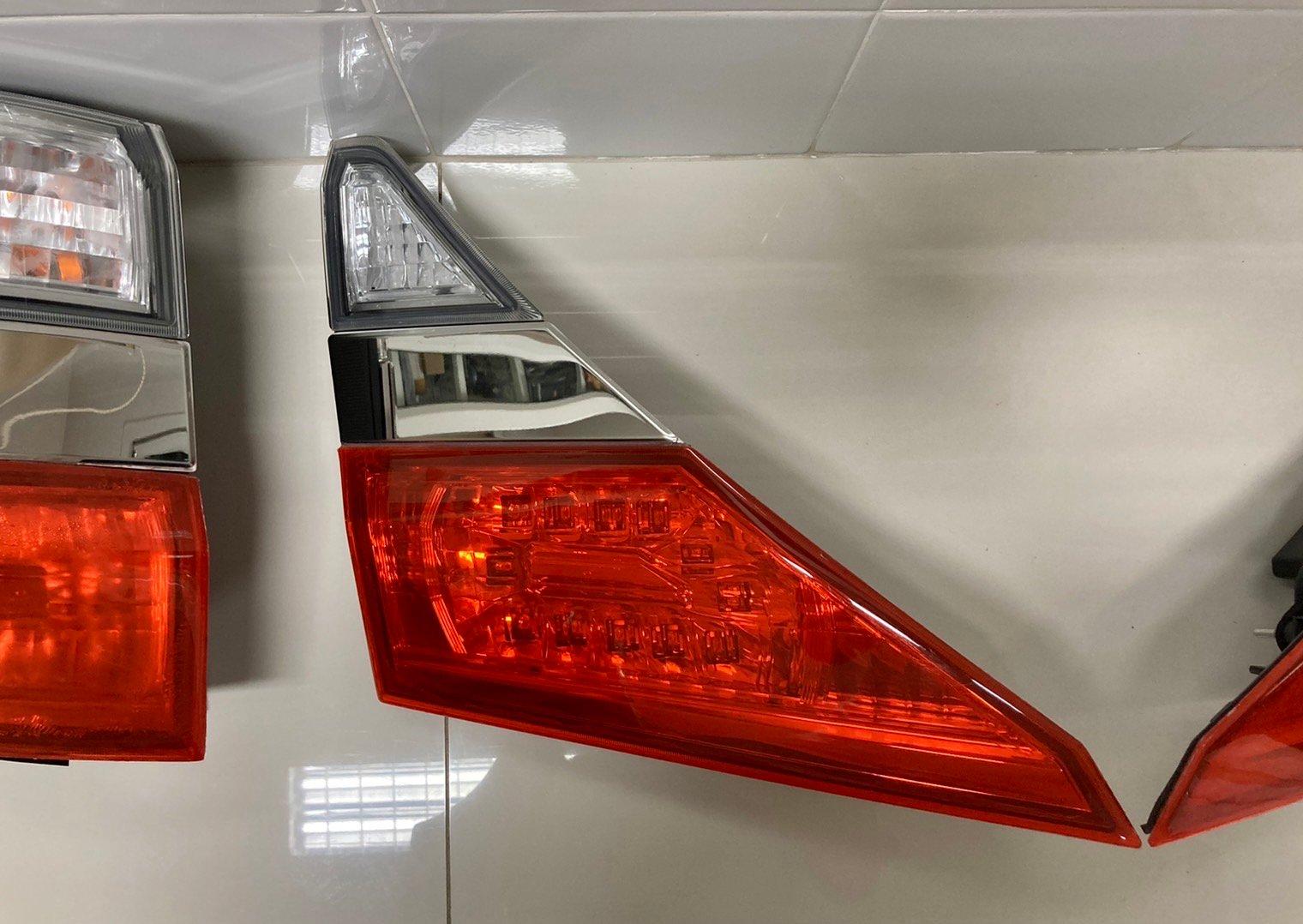 ขายไฟท้ายแต่งขาวแดงของรถยนต์ TOYOTA รุ่น VELLFIRE 2.4-3.5L ปี 2008-2014