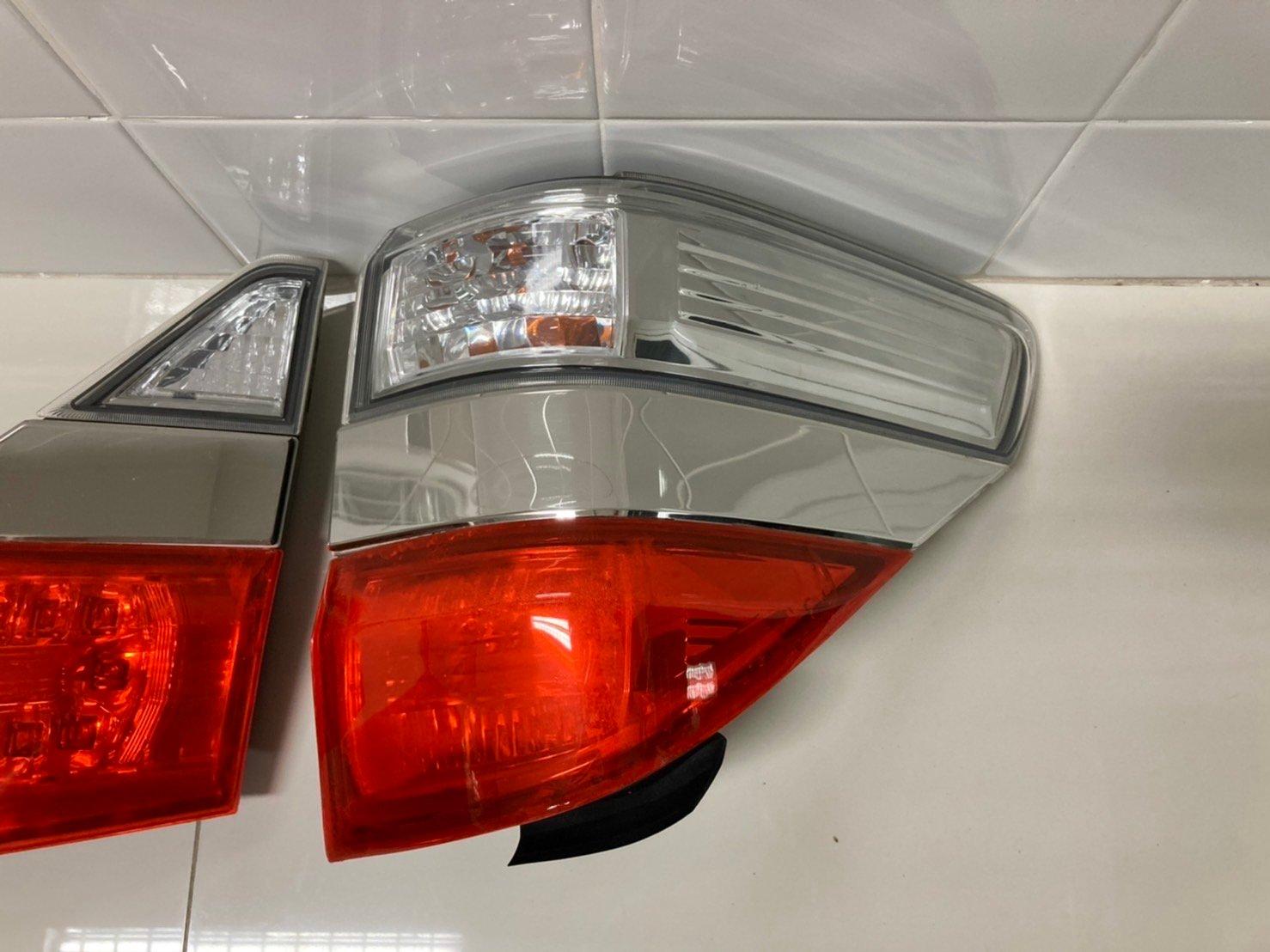 ขายไฟท้ายแต่งขาวแดงของรถยนต์ TOYOTA รุ่น VELLFIRE 2.4-3.5L ปี 2008-2014