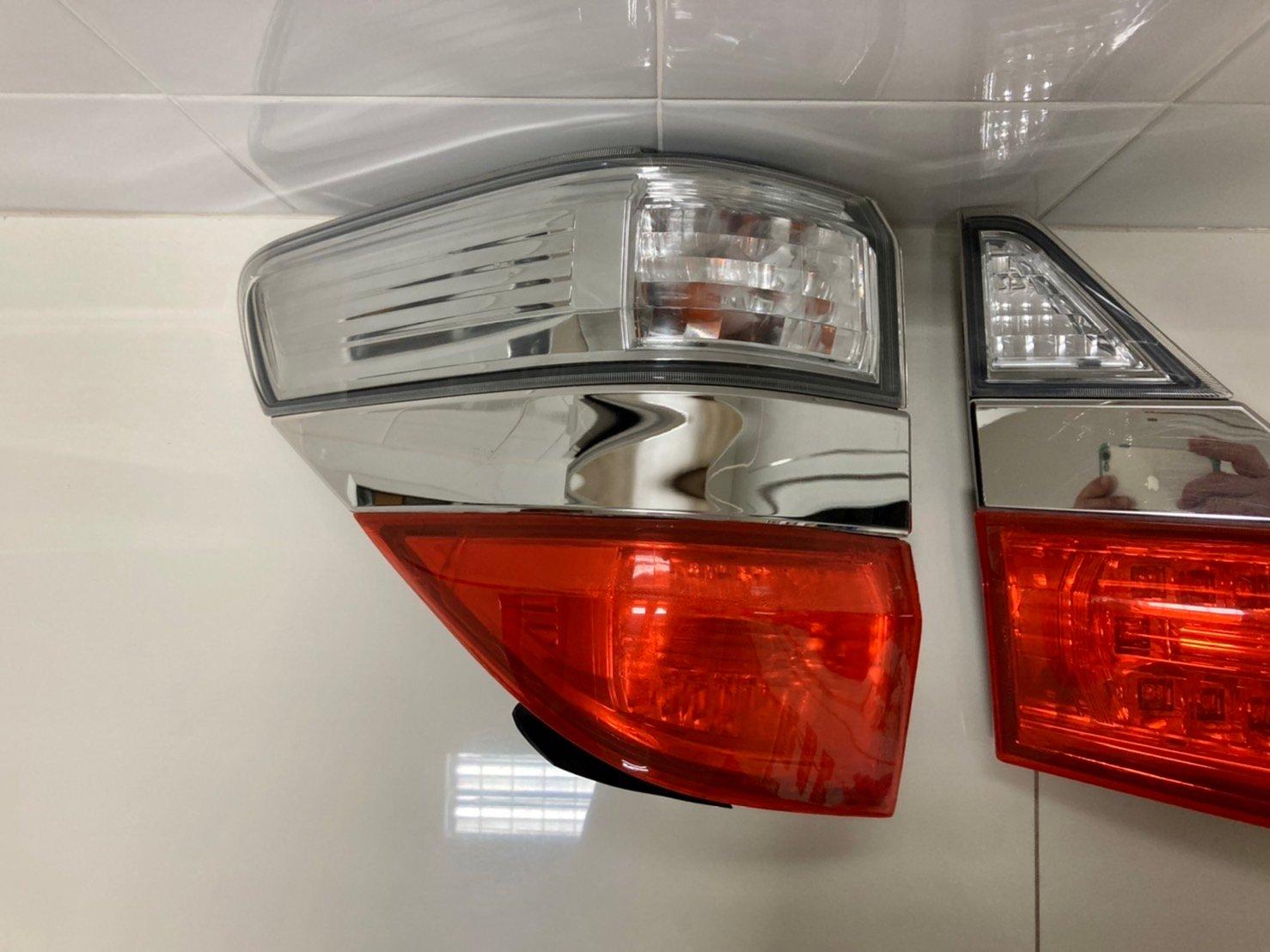 ขายไฟท้ายแต่งขาวแดงของรถยนต์ TOYOTA รุ่น VELLFIRE 2.4-3.5L ปี 2008-2014