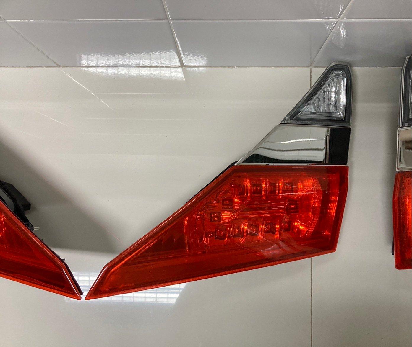 ขายไฟท้ายแต่งขาวแดงของรถยนต์ TOYOTA รุ่น VELLFIRE 2.4-3.5L ปี 2008-2014