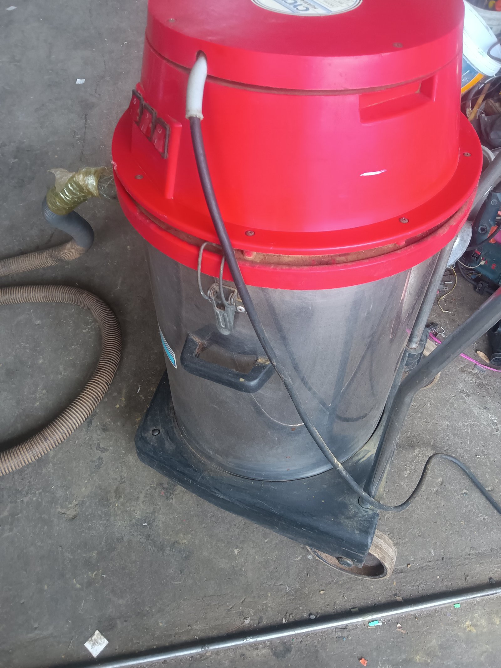 เครื่องดูดฝุ่น ขนาดใหญ่ 3 hp 2000 watt เครื่องดูดฝุ่น ขนาดใหญ่ 3 hp 2000 watt