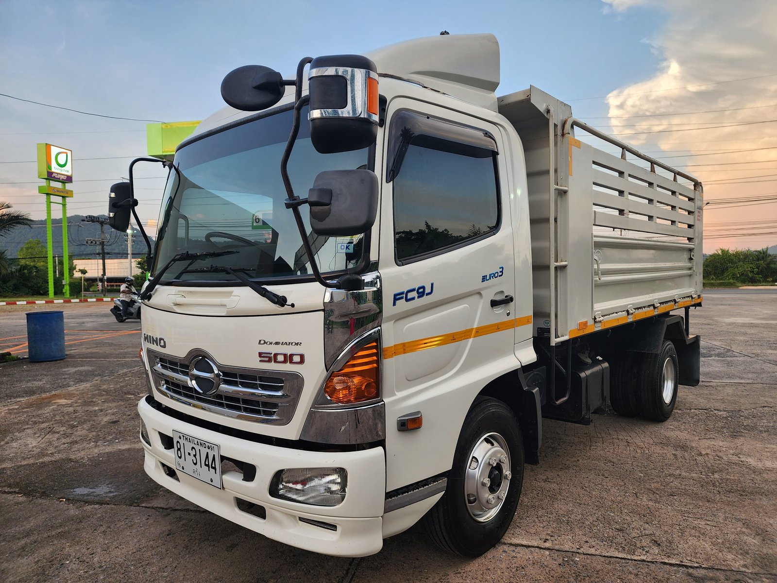 รถบรรทุก6ล้อดั้มHINO DOMINATOR 175 ปี60 สนใจติดต่อสอบถาม 089-4625982