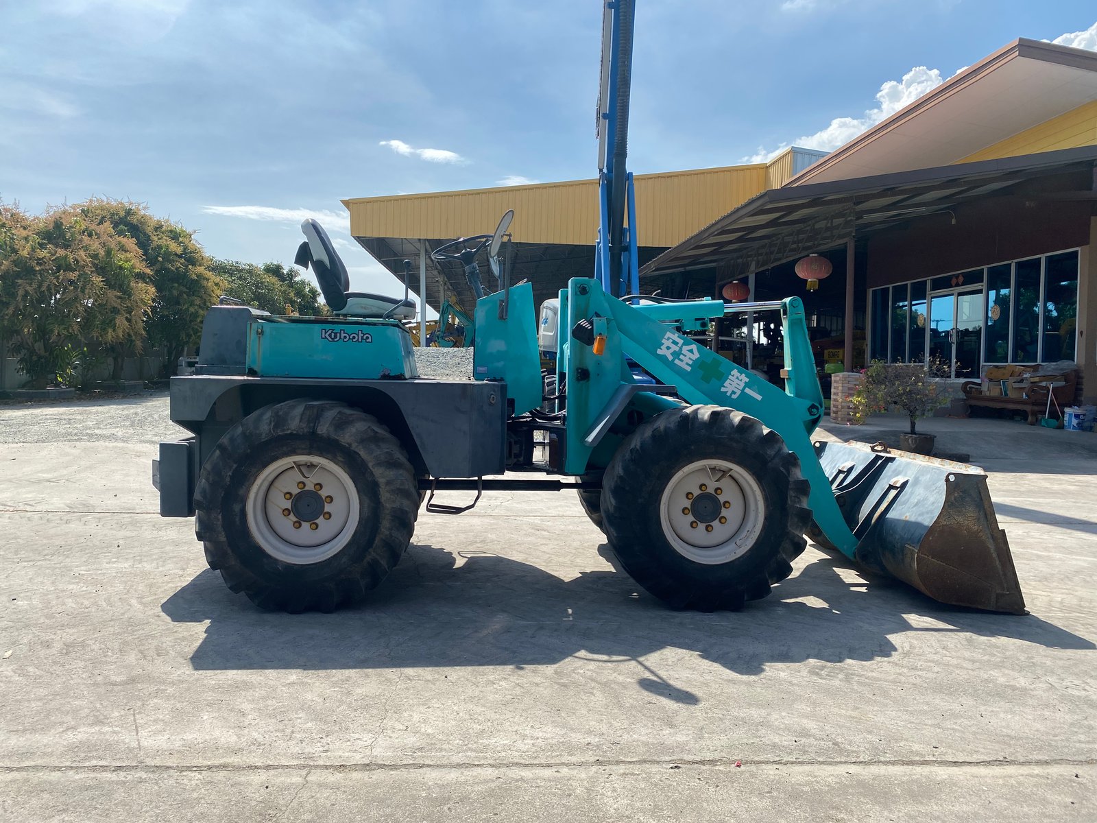 รถตักล้อยาง KUBOTA RA500 บุ้งกี๋ 0.6คิว ยกสูง 3.2 เมตร ติดต่อ Line jiraroj2909