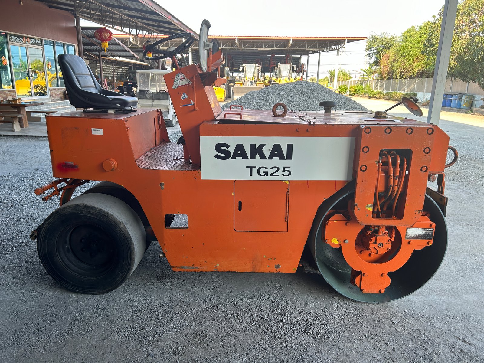 รถบดล้อหน้าเหล็กล้อหลังยาง SAKAI TG25 ขนาด 2.5 ตัน รถเก่านอกนำเข้า ติดต่อ Line jiraroj2909