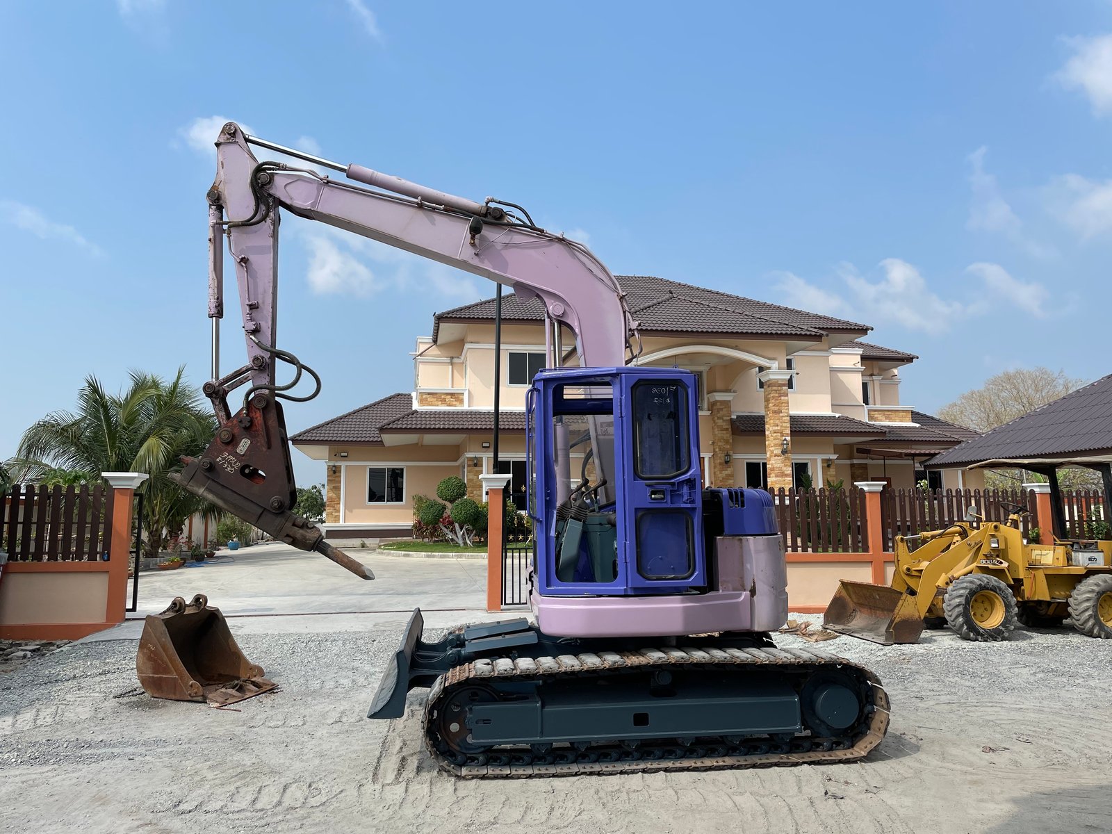 รถแบคโฮ SUMITOMO SH75U-2  ขนาด 7.5ตัน  มีหัวกระแทกและบุ้งกี๋ รถเก่านอกนำเข้า  ติดต่อ  Line jiraroj2909