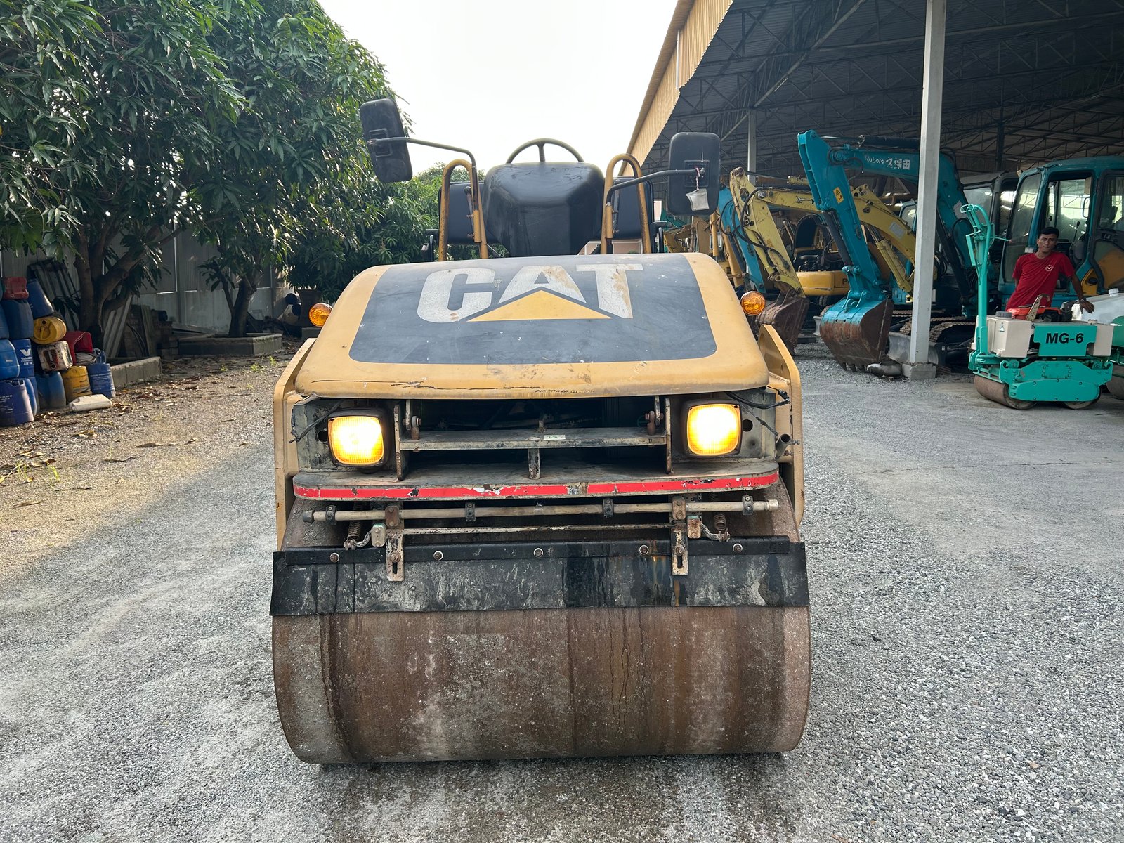 รถบดล้อหน้าเหล็กล้อหลังยาง CAT CB-335D ขนาด 4 ตัน รถเก่านอกนำเข้า ติดต่อ Line jiraroj2909 รถบดล้อหน้าเหล็กล้อหลังยาง CAT CB-335D ขนาด 4 ตัน รถเก่านอกนำเข้า ติดต่อ Line jiraroj2909