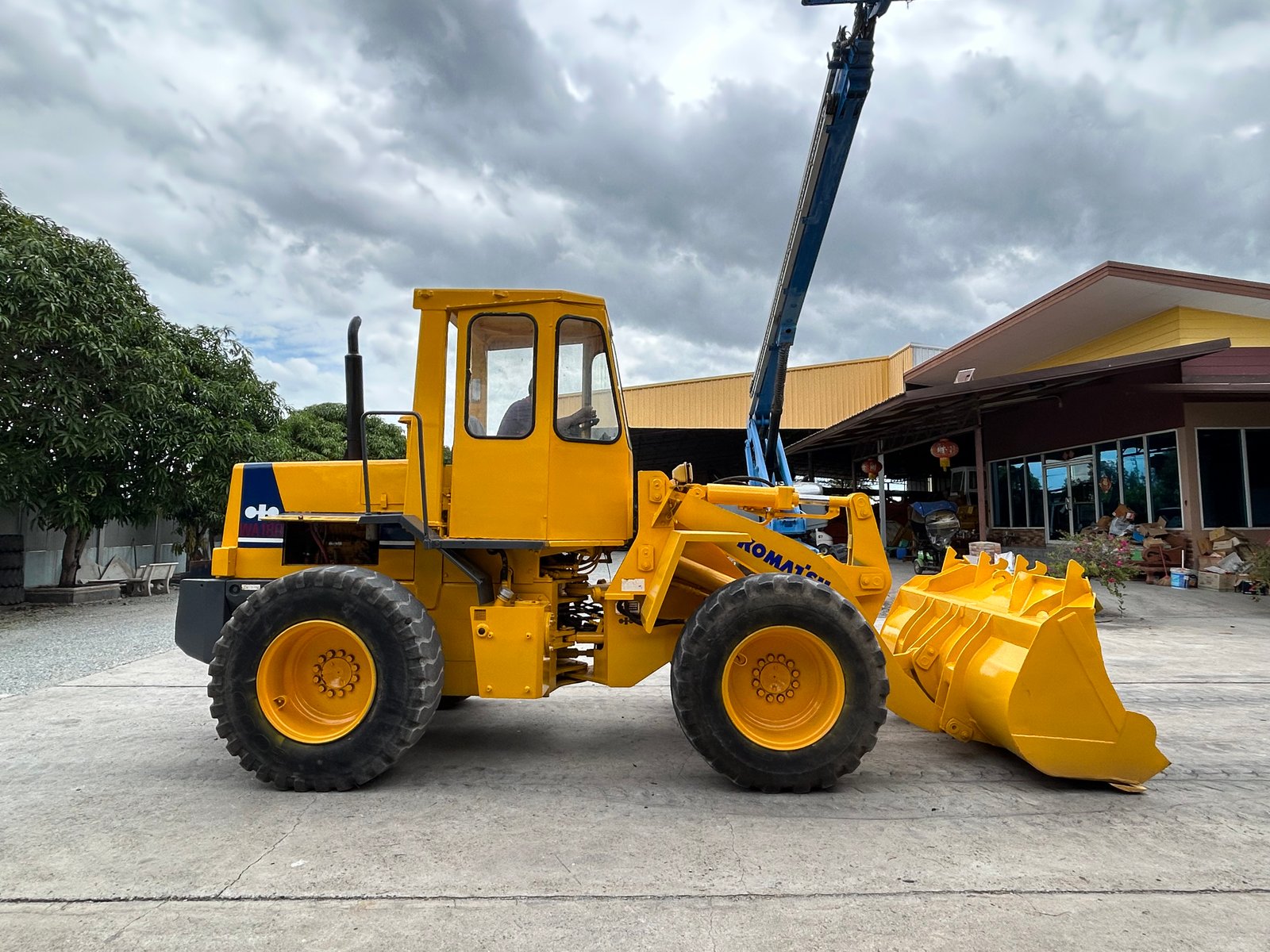 รถตักล้อยาง KOMATSU WA180 บุ้งกี๋ 1.6 คิว ยกสูง 3.3 ม. รถเก่านอกนำเข้า ติดต่อ Line jiraroj2909