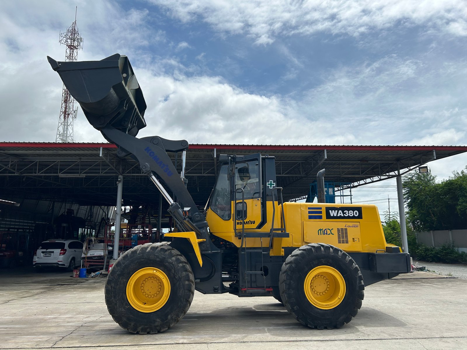 รถตักล้อยาง KOMATSU WA380-3 บุ้งกี๋ 3 คิว ยกสูง 3.9 ม. รถเก่านอกนำเข้า ติดต่อ Line jiraroj2909