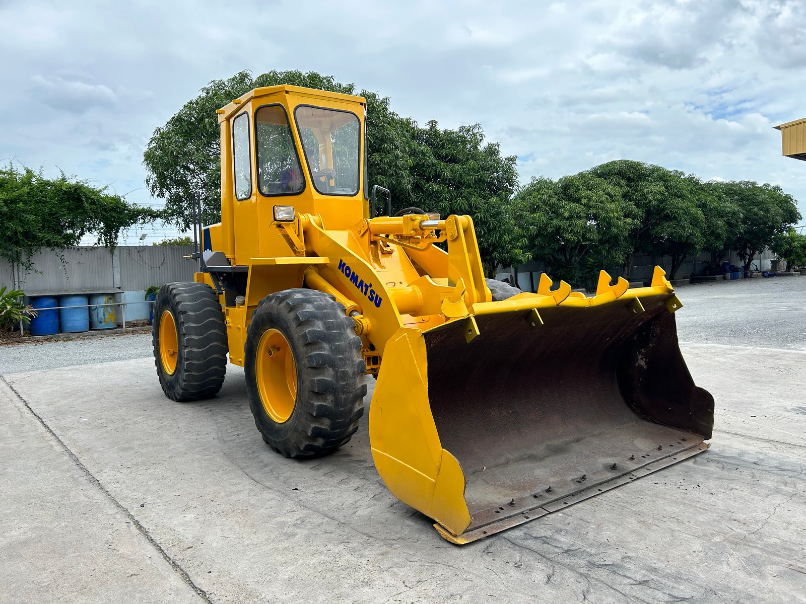 รถตักล้อยาง KOMATSU WA180 บุ้งกี๋ 1.6 คิว ยกสูง 3.3 ม. รถเก่านอกนำเข้า ติดต่อ Line jiraroj2909