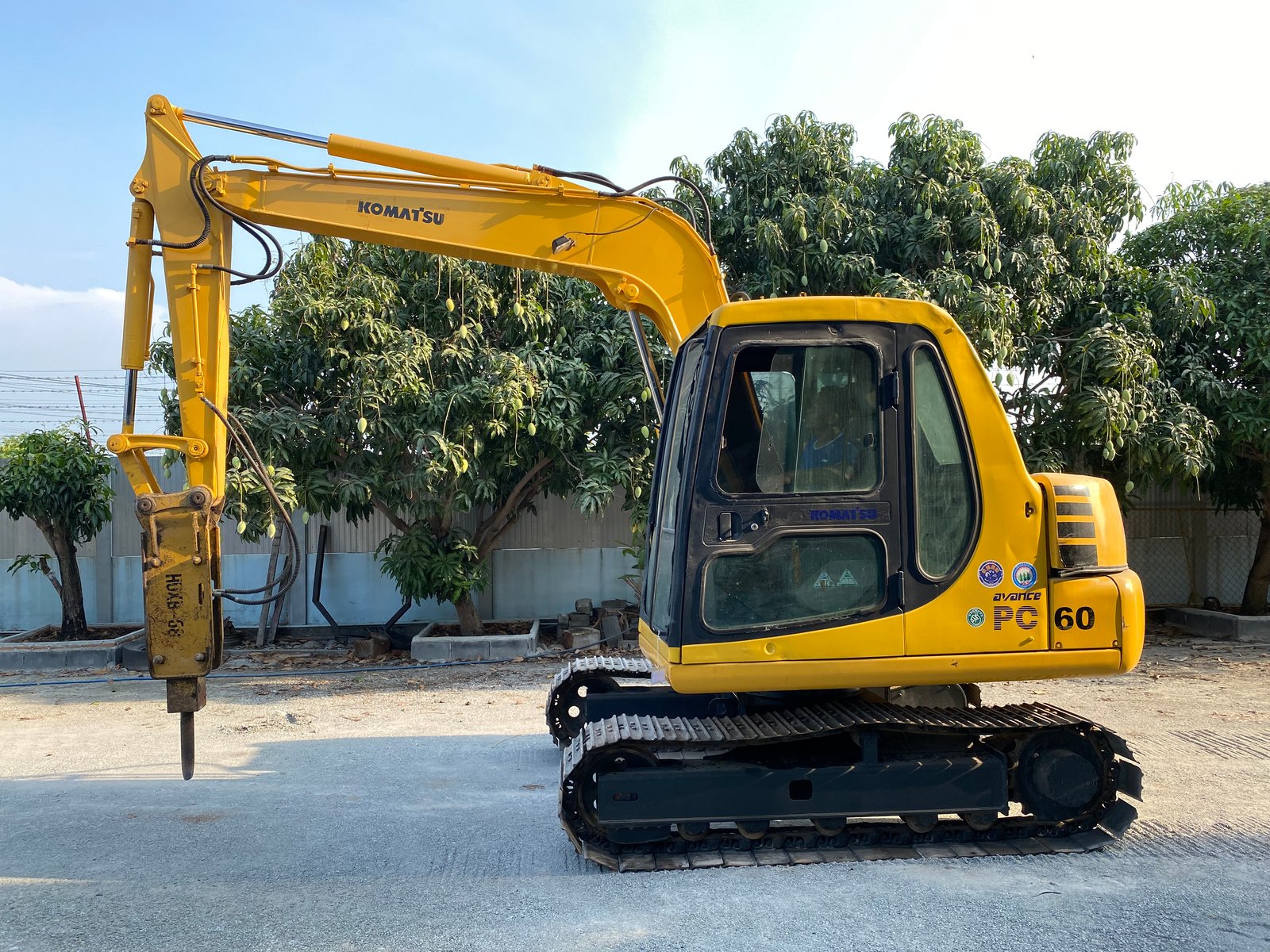 รถแบคโฮ KOMATSU PC60-7 ขนาด 6ตัน มีหัวกระแทกและบุ้งกี๋ ติดต่อ Line: jiraroj2909
