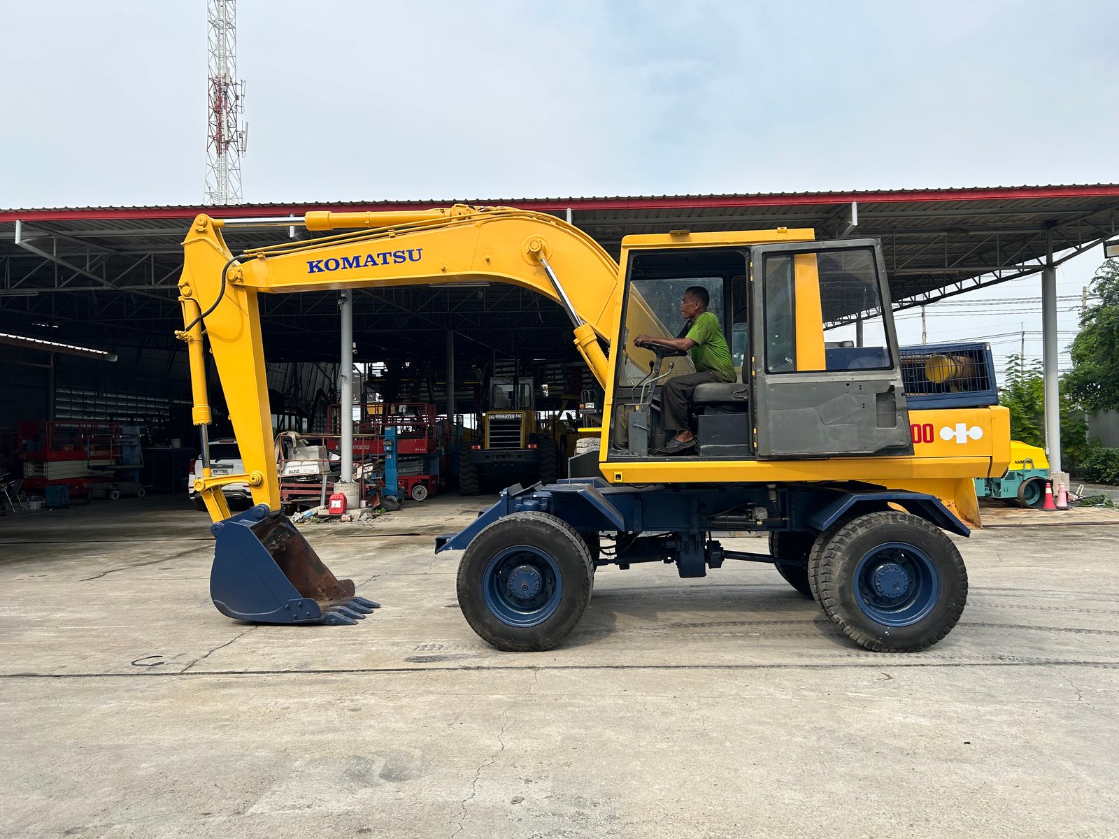 รถแบคโฮล้อยาง KOMATSU PW100-3 ขนาด 10 ตัน ติดต่อ Line jiraroj2909
